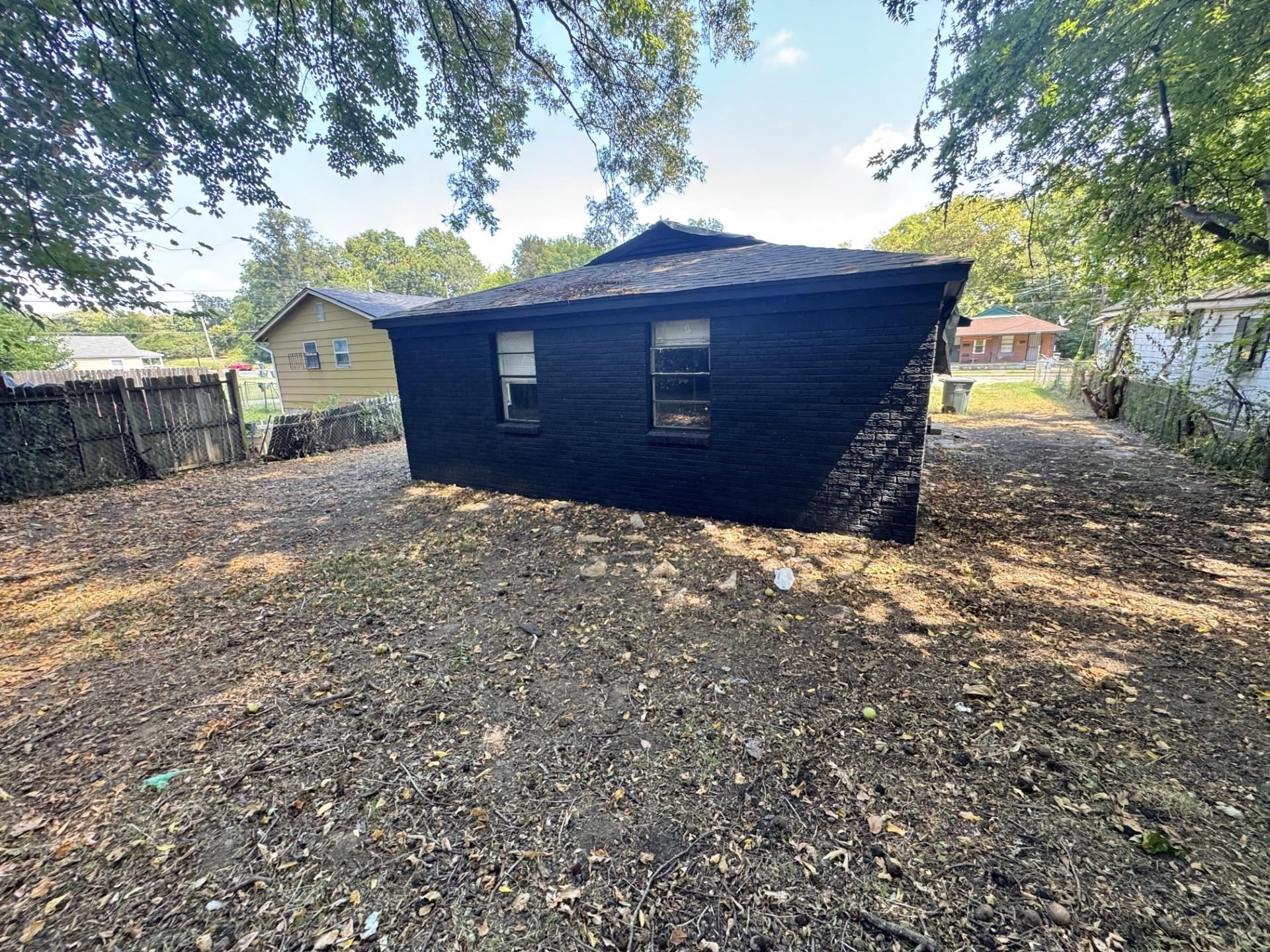 1481 Oaklawn St Property Photo 4