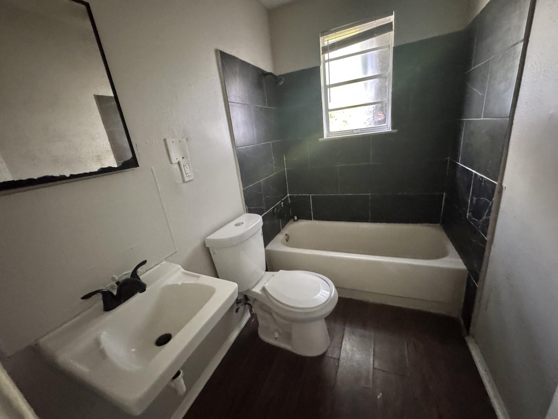 1481 Oaklawn St Property Photo 6