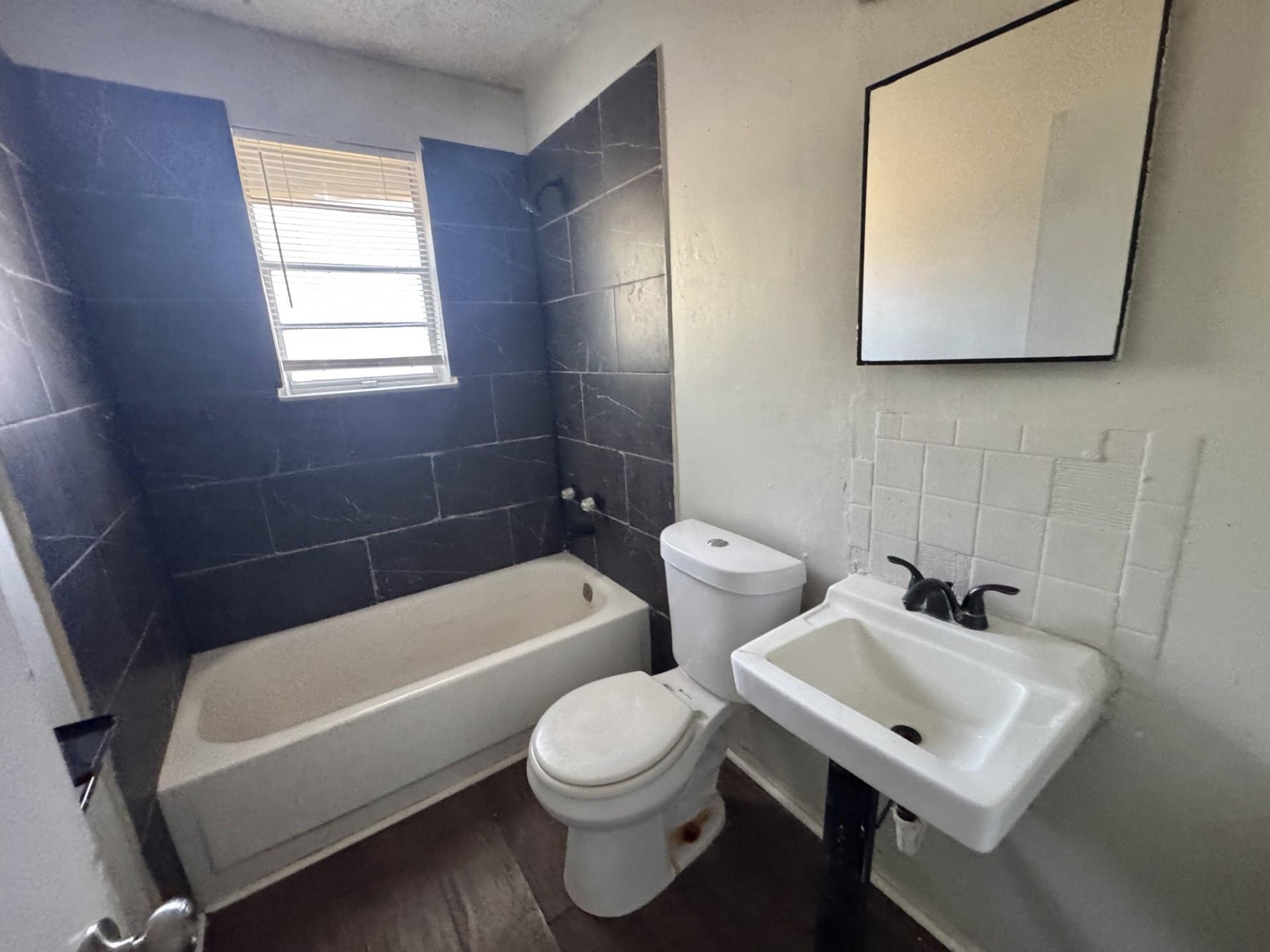 1481 Oaklawn St Property Photo 8