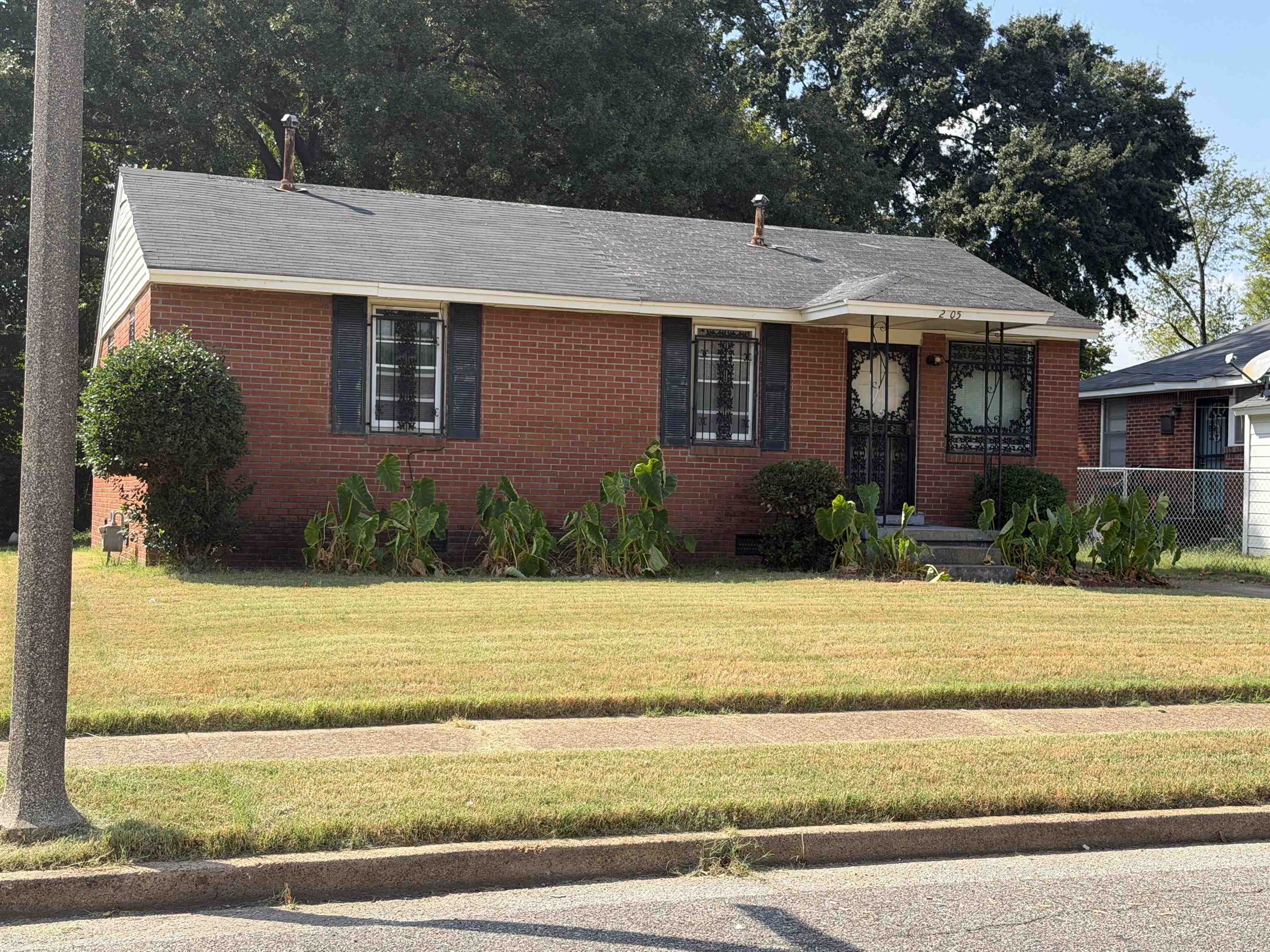 2405 Silver St Property Photo 1