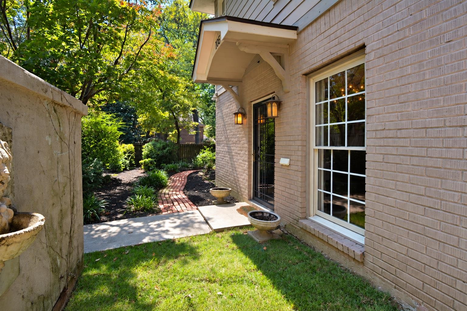 105 N Cox St Property Photo 3