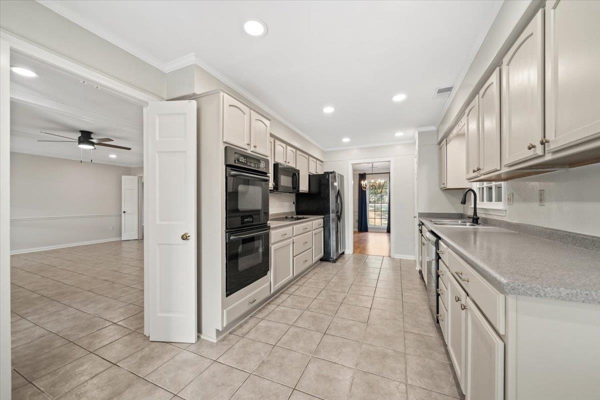 2777 Hacks Cross Rd Property Photo 9
