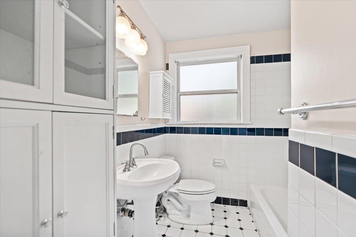 31 S Cox St Property Photo 34