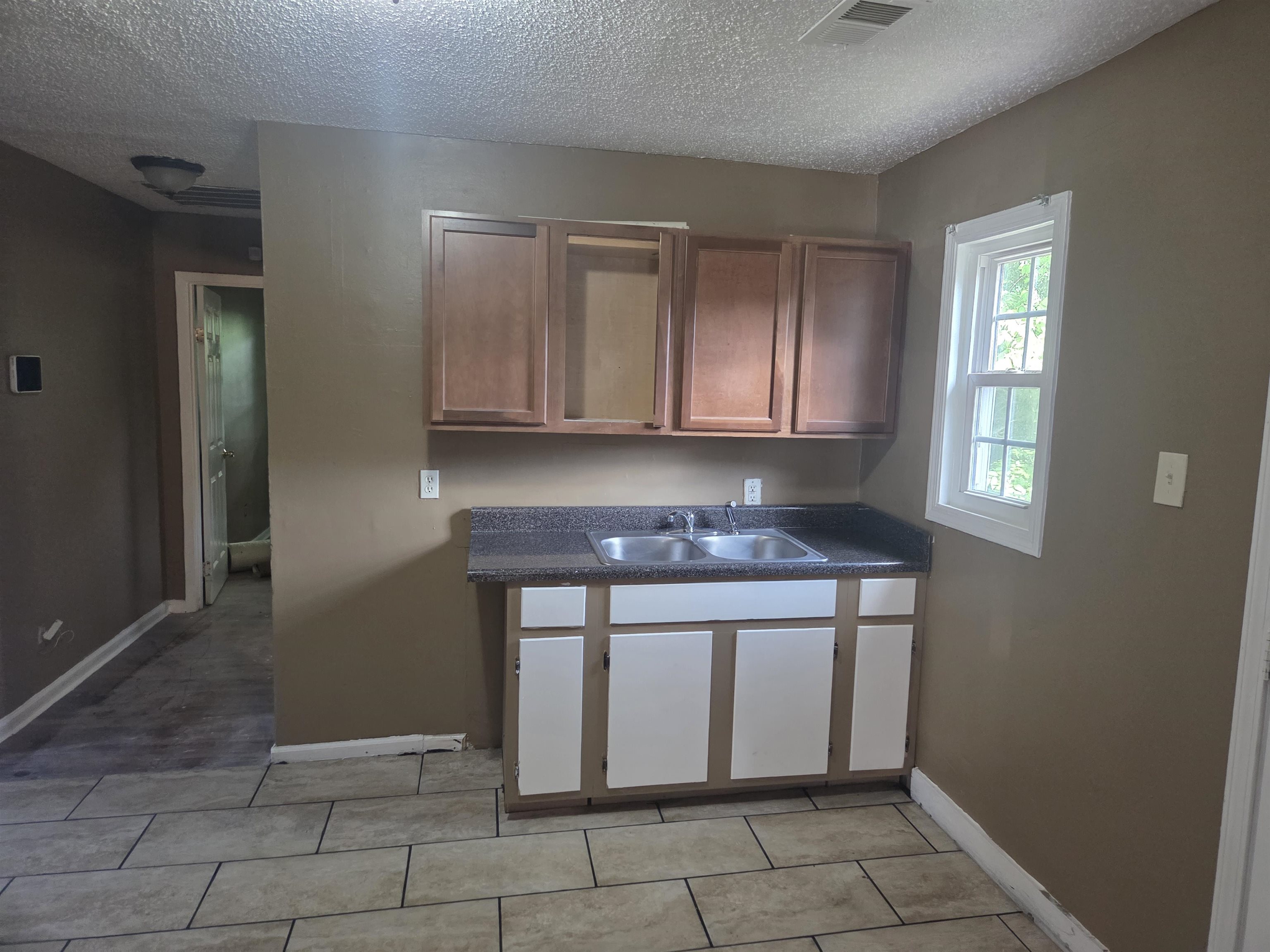 686 Baltimore St Property Photo 13