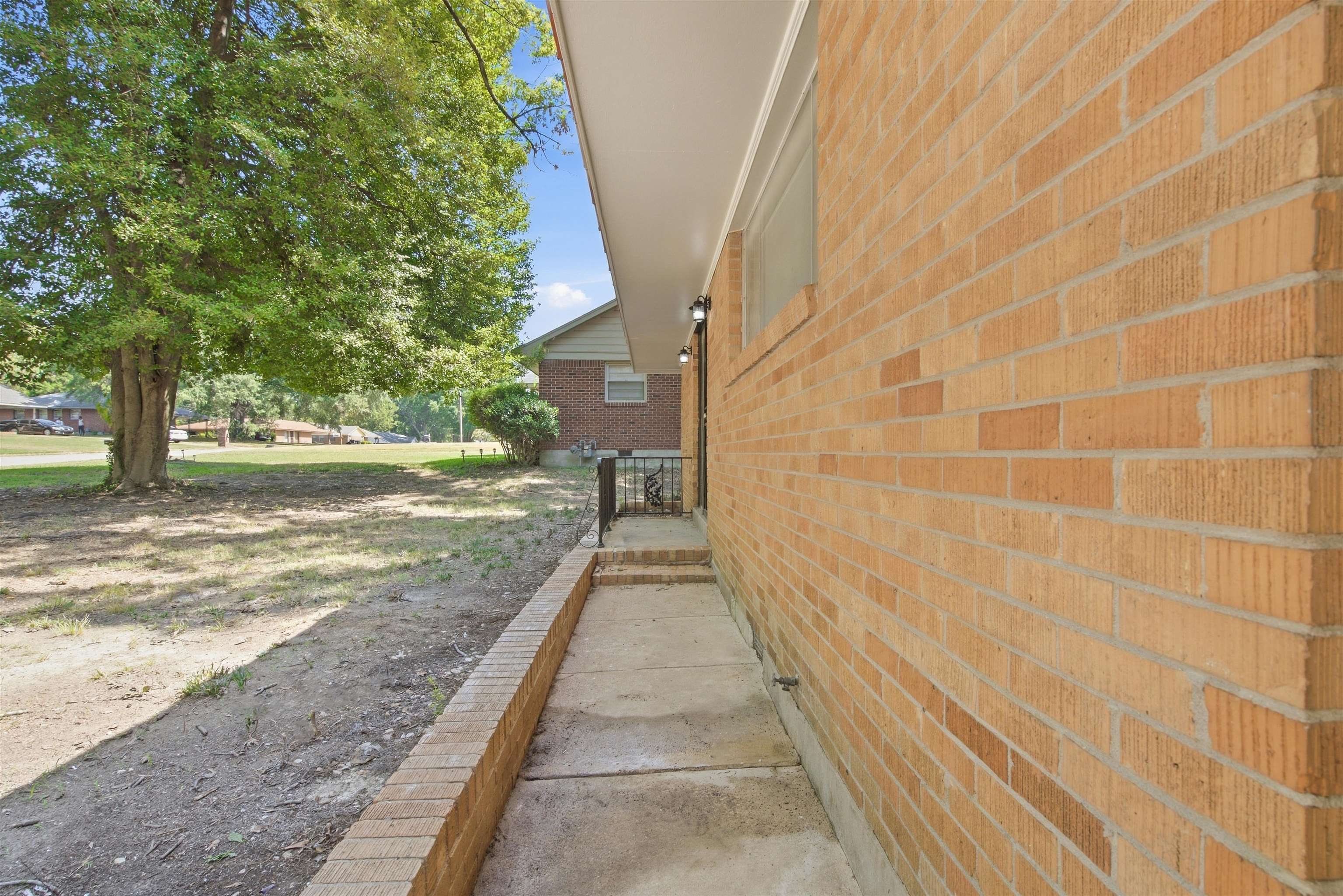1929 Goodhaven Dr Property Photo 3