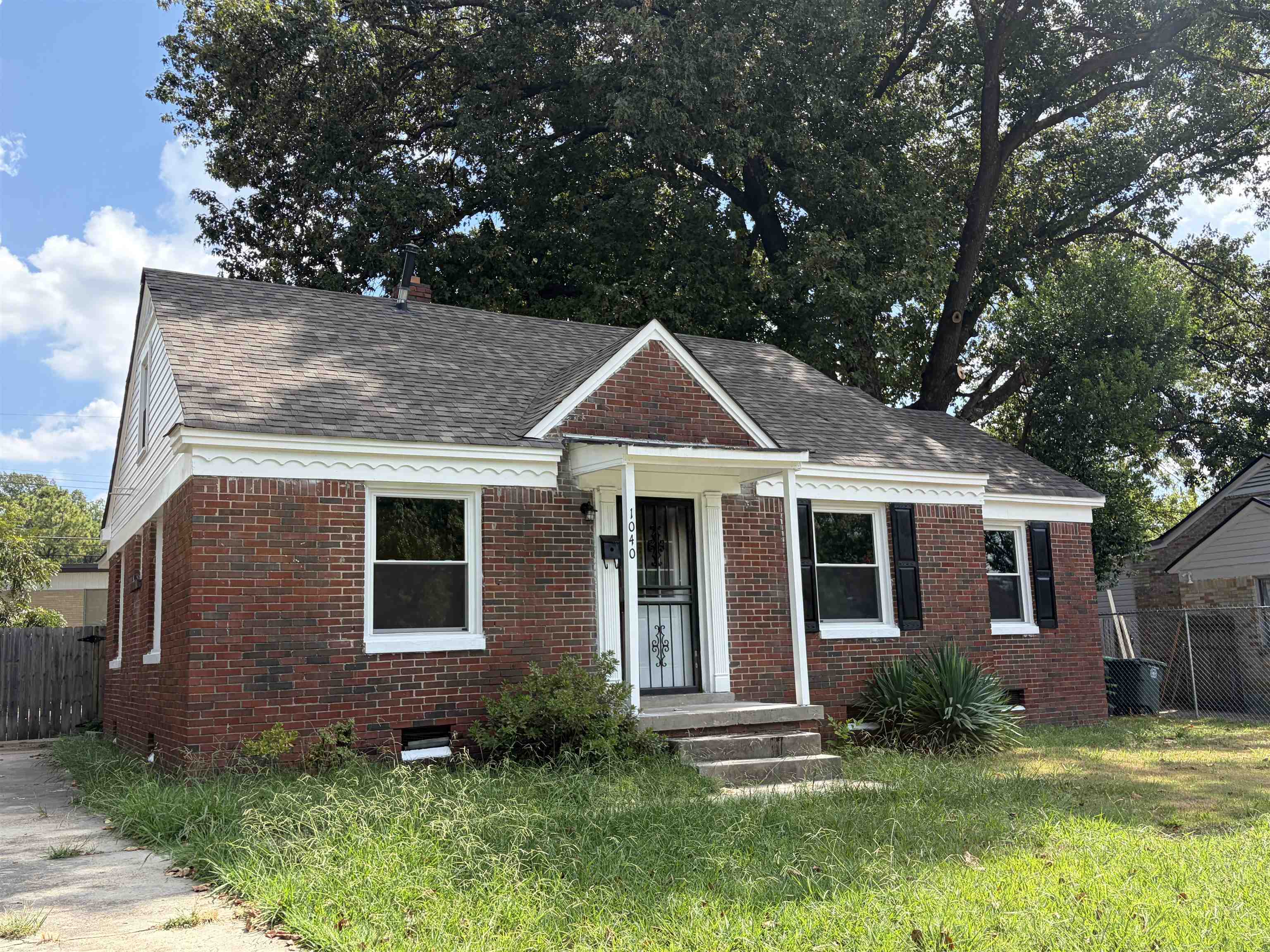 1040 TREADWELL ST Property Photo 1