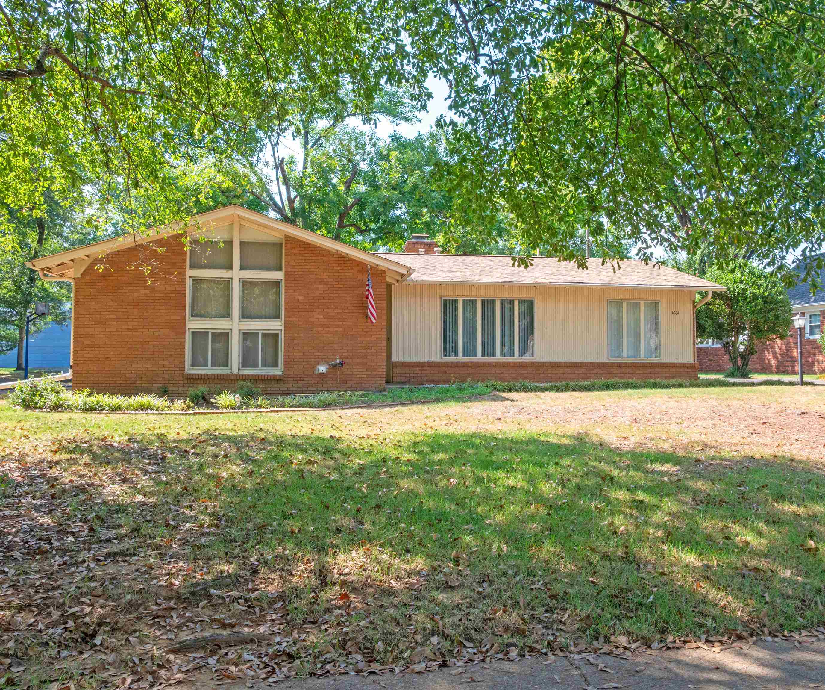 1601 W CRESTWOOD DR Property Photo 1