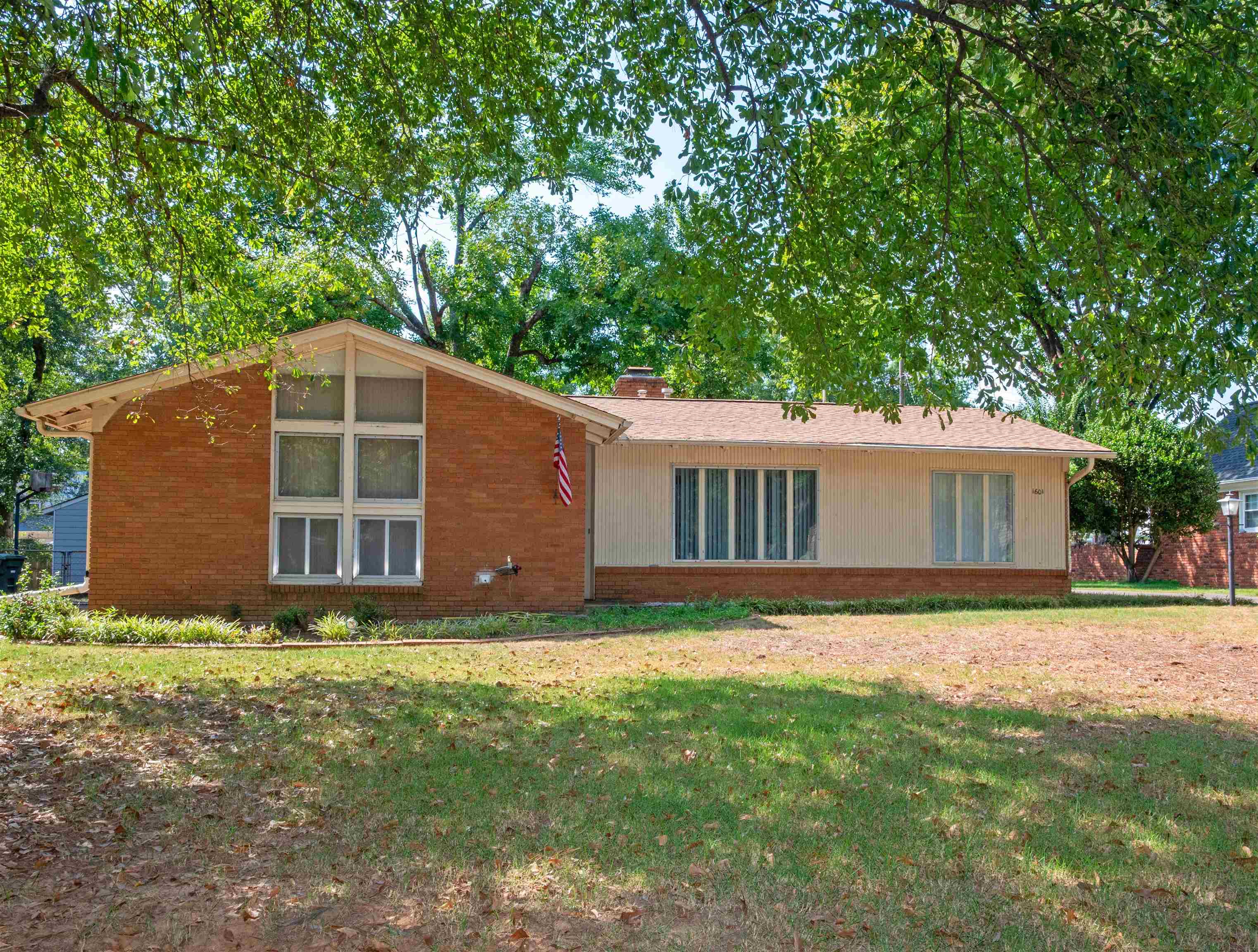 1601 W Crestwood Dr Property Photo 2