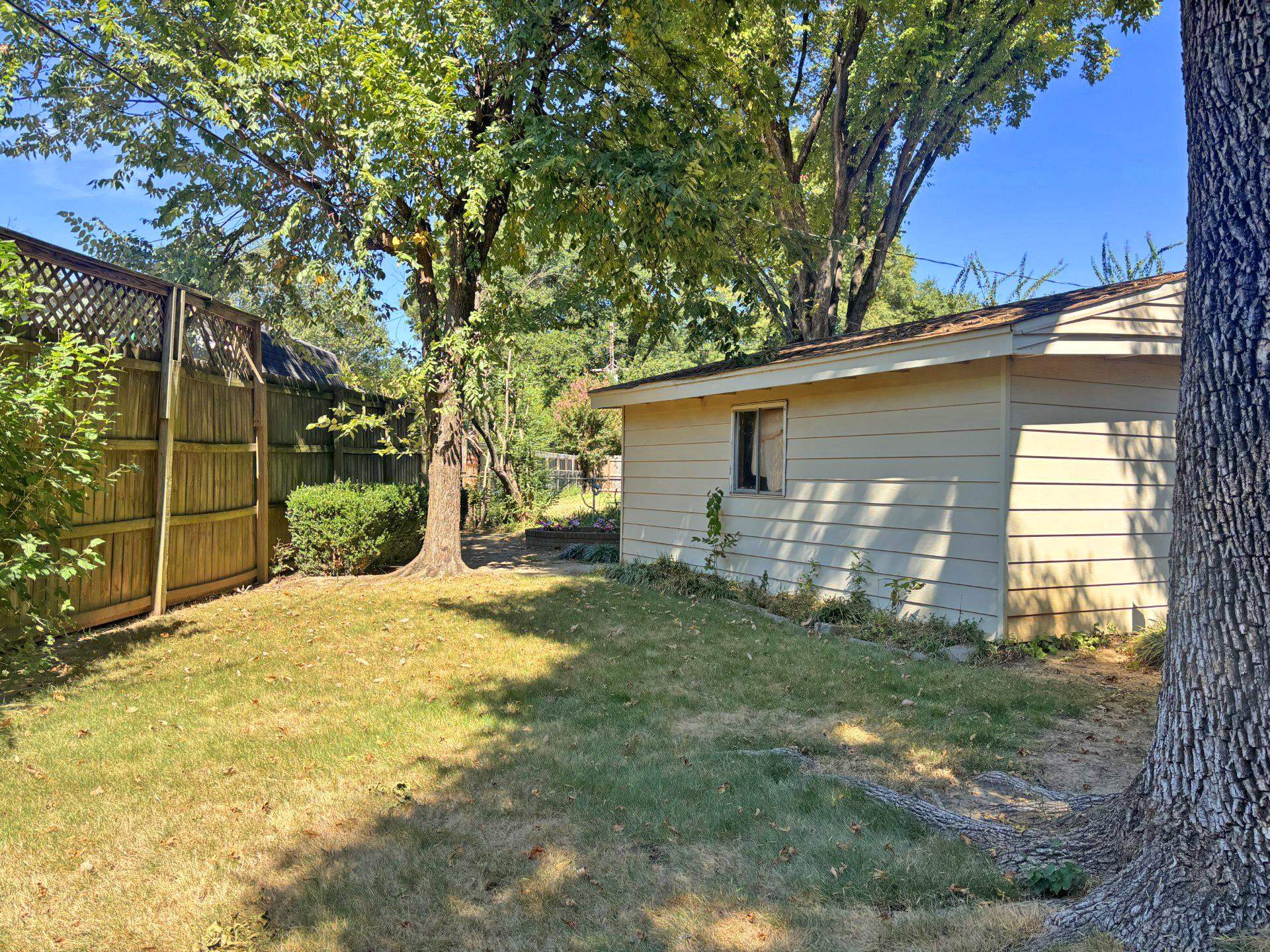 1601 W Crestwood Dr Property Photo 22