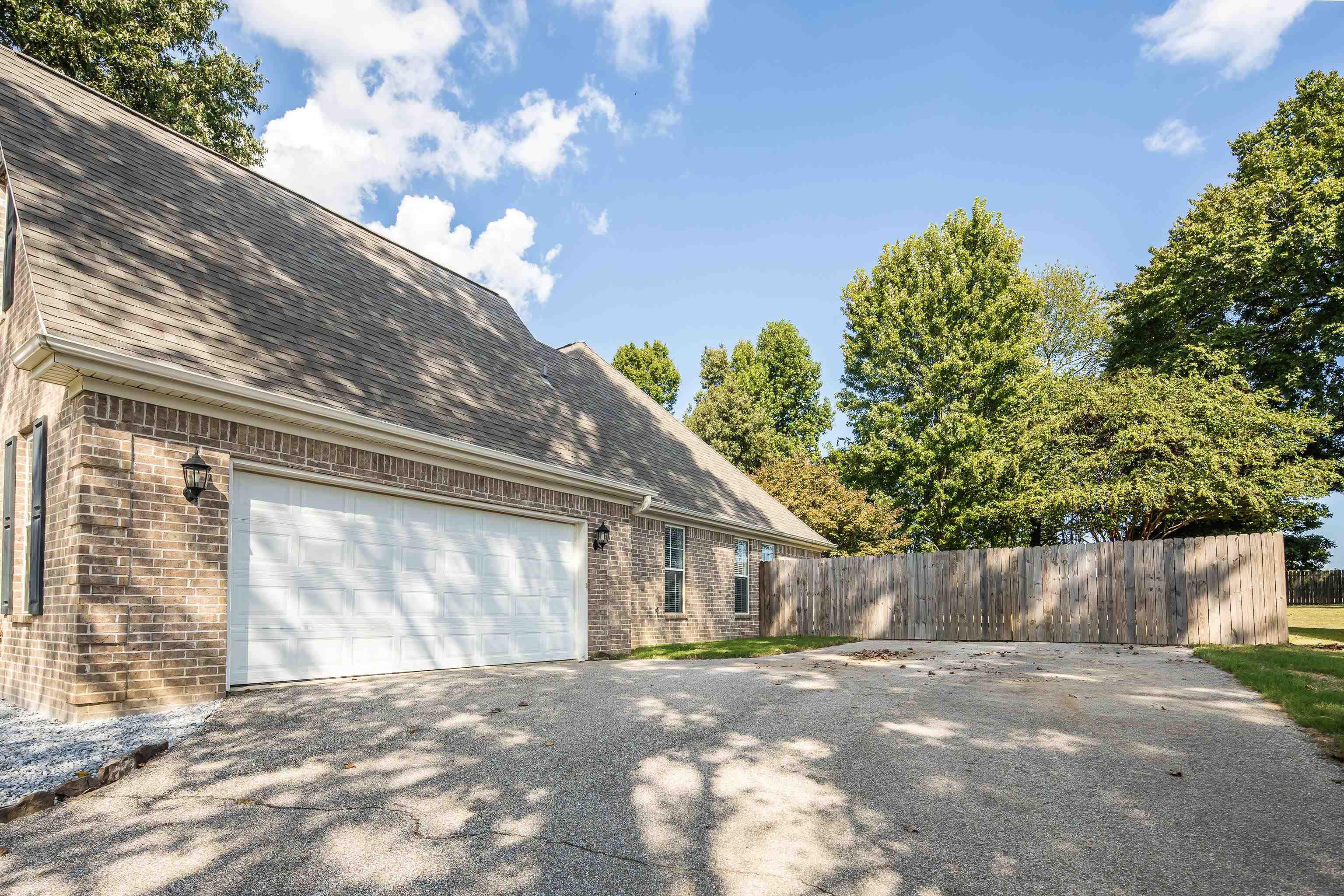 226 Thomas Ter Property Photo 5