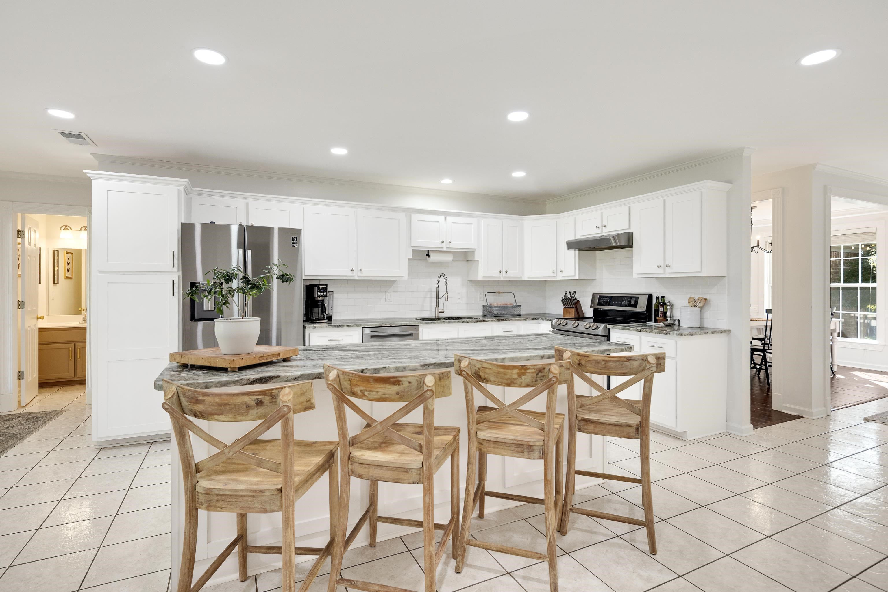 226 Thomas Ter Property Photo 16