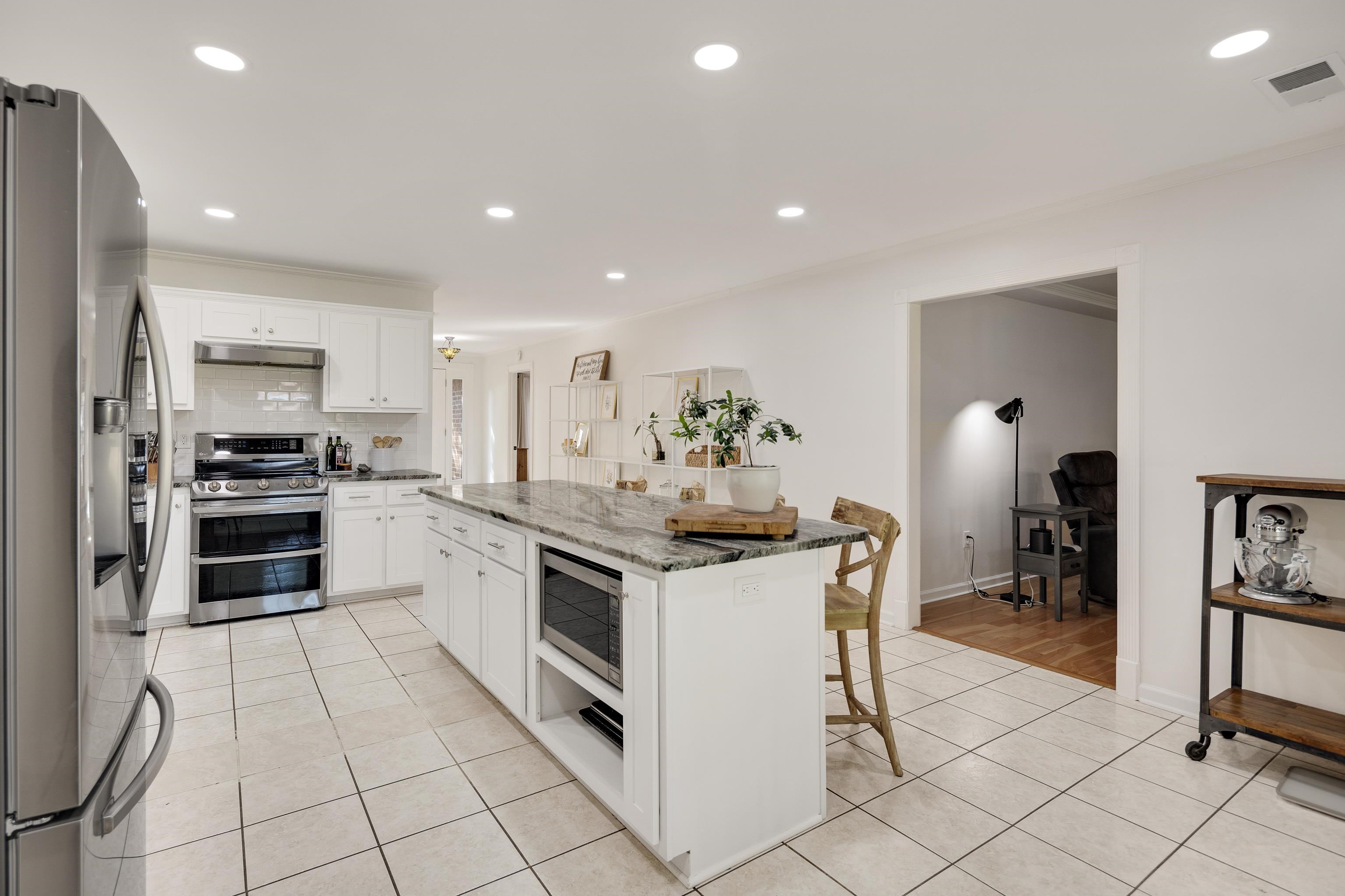 226 Thomas Ter Property Photo 17