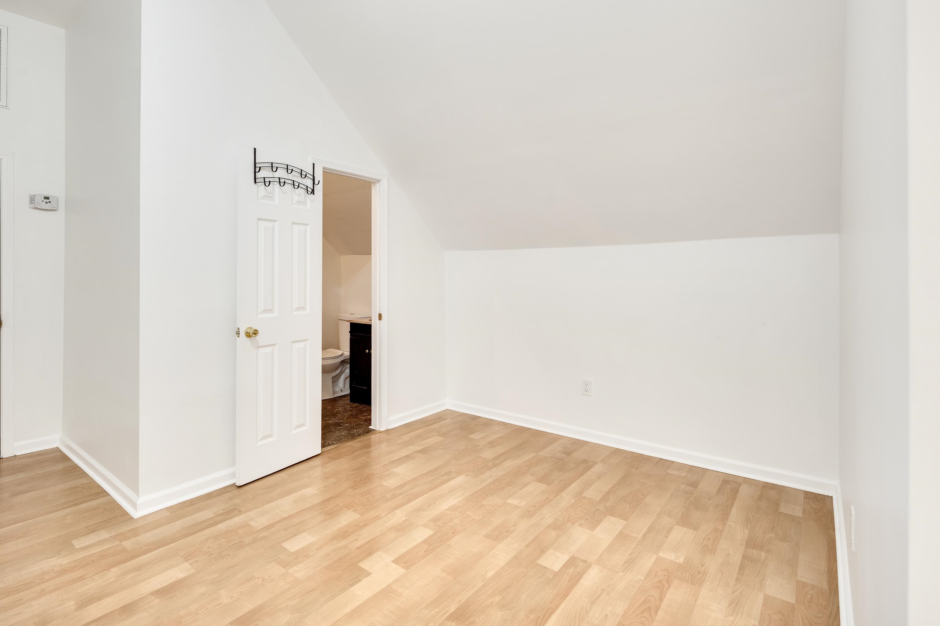 226 Thomas Ter Property Photo 32