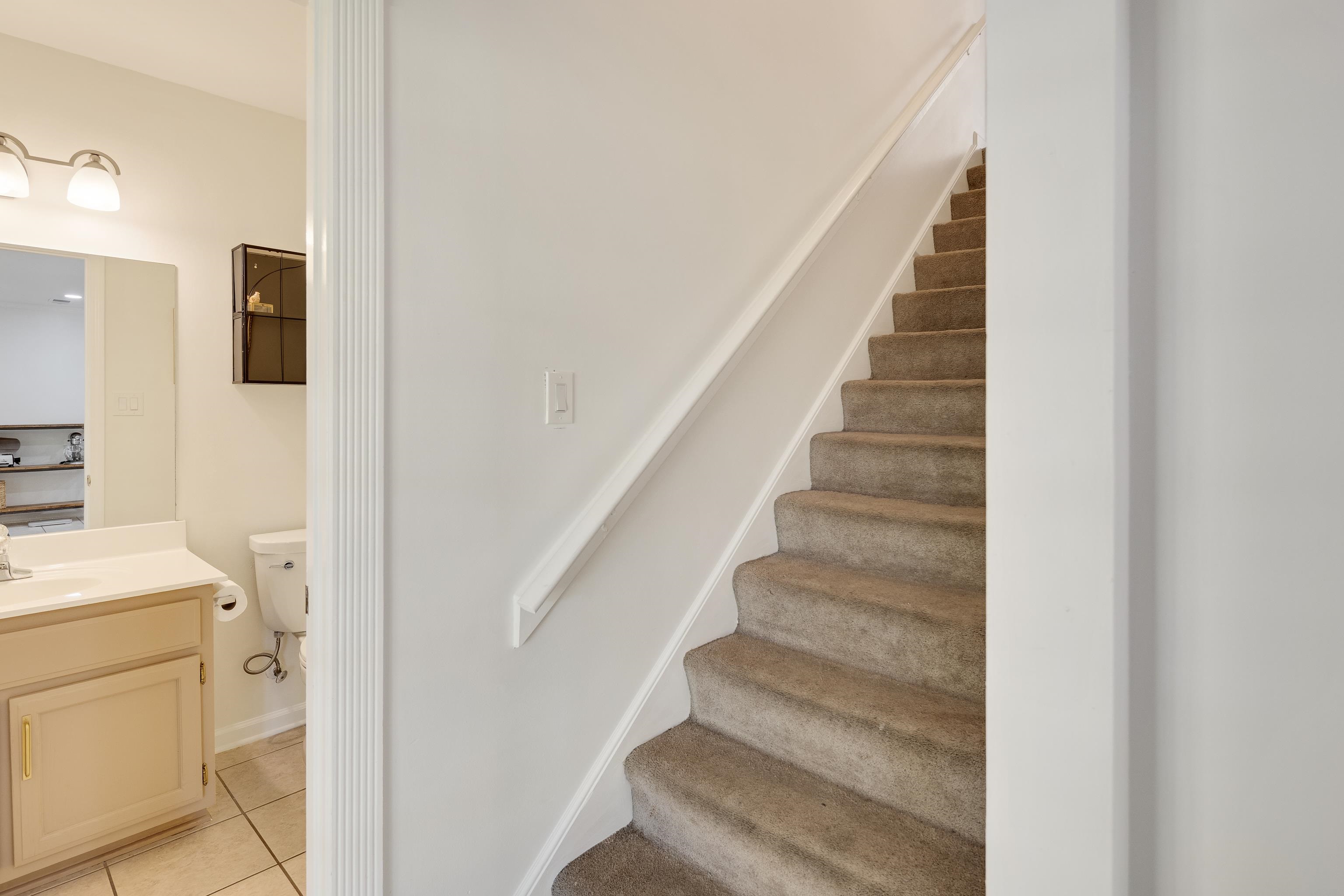 226 Thomas Ter Property Photo 33