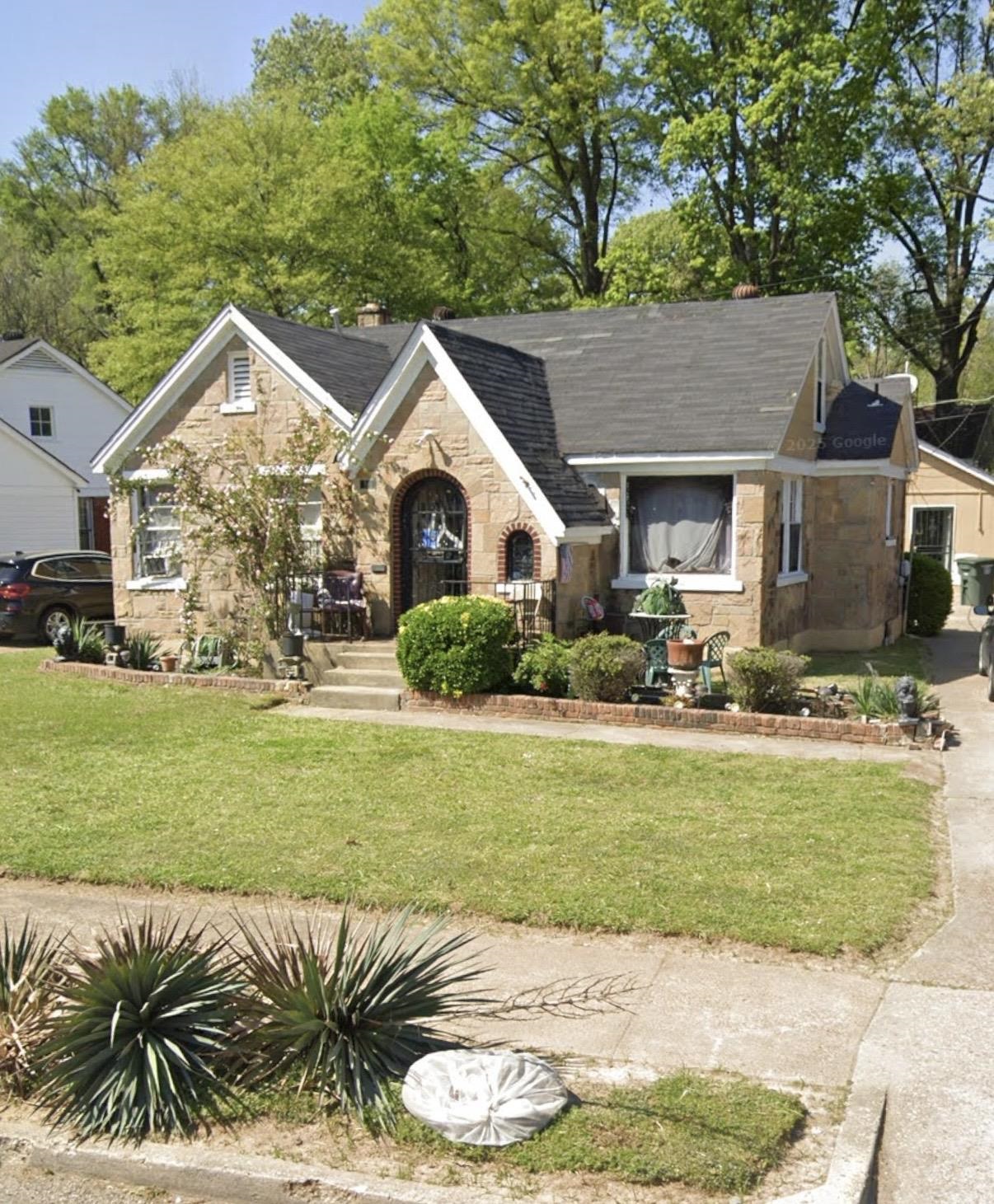 688 E Mckellar Ave Property Photo 1