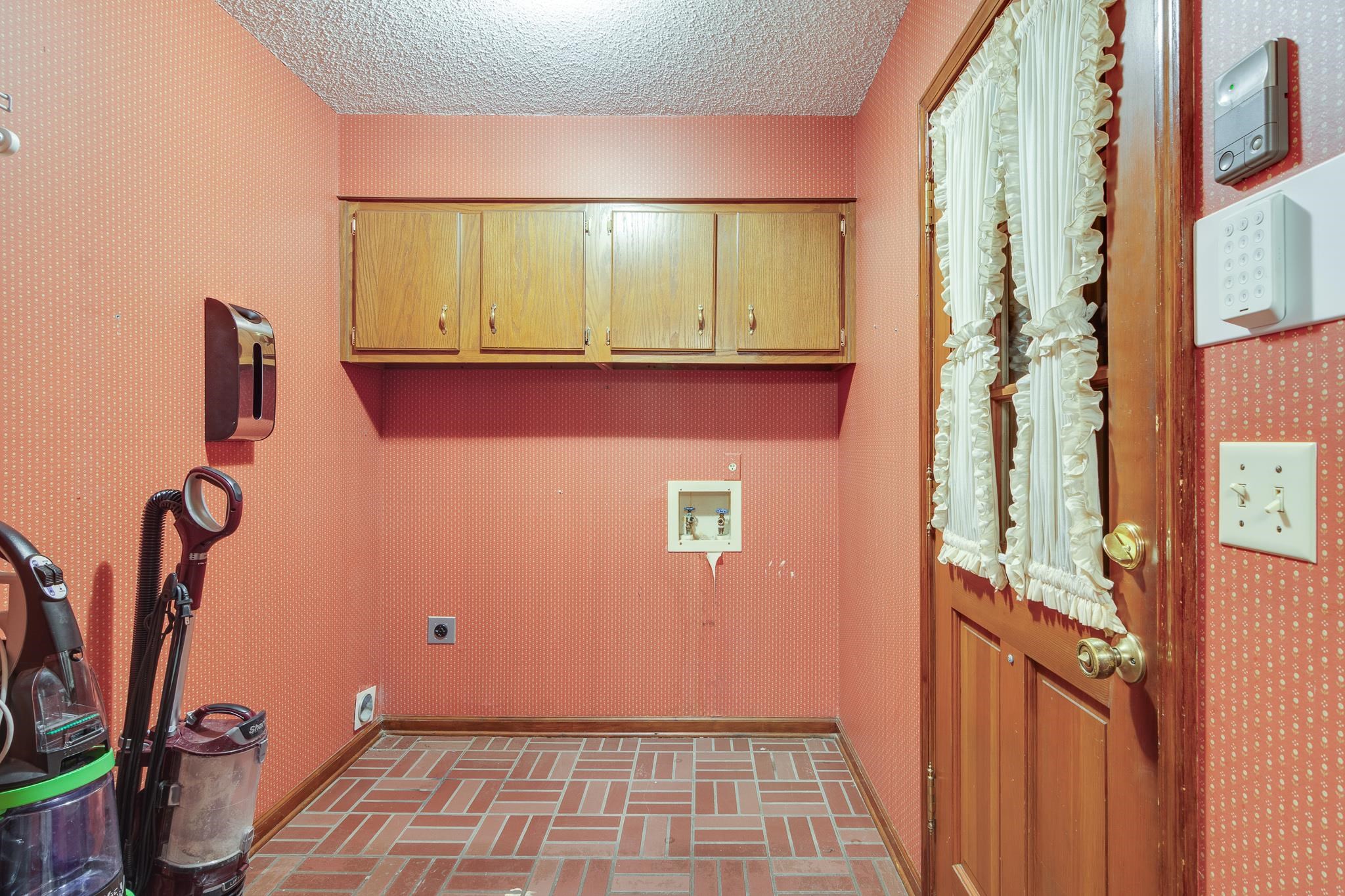 6733 Amersham Dr Property Photo 8