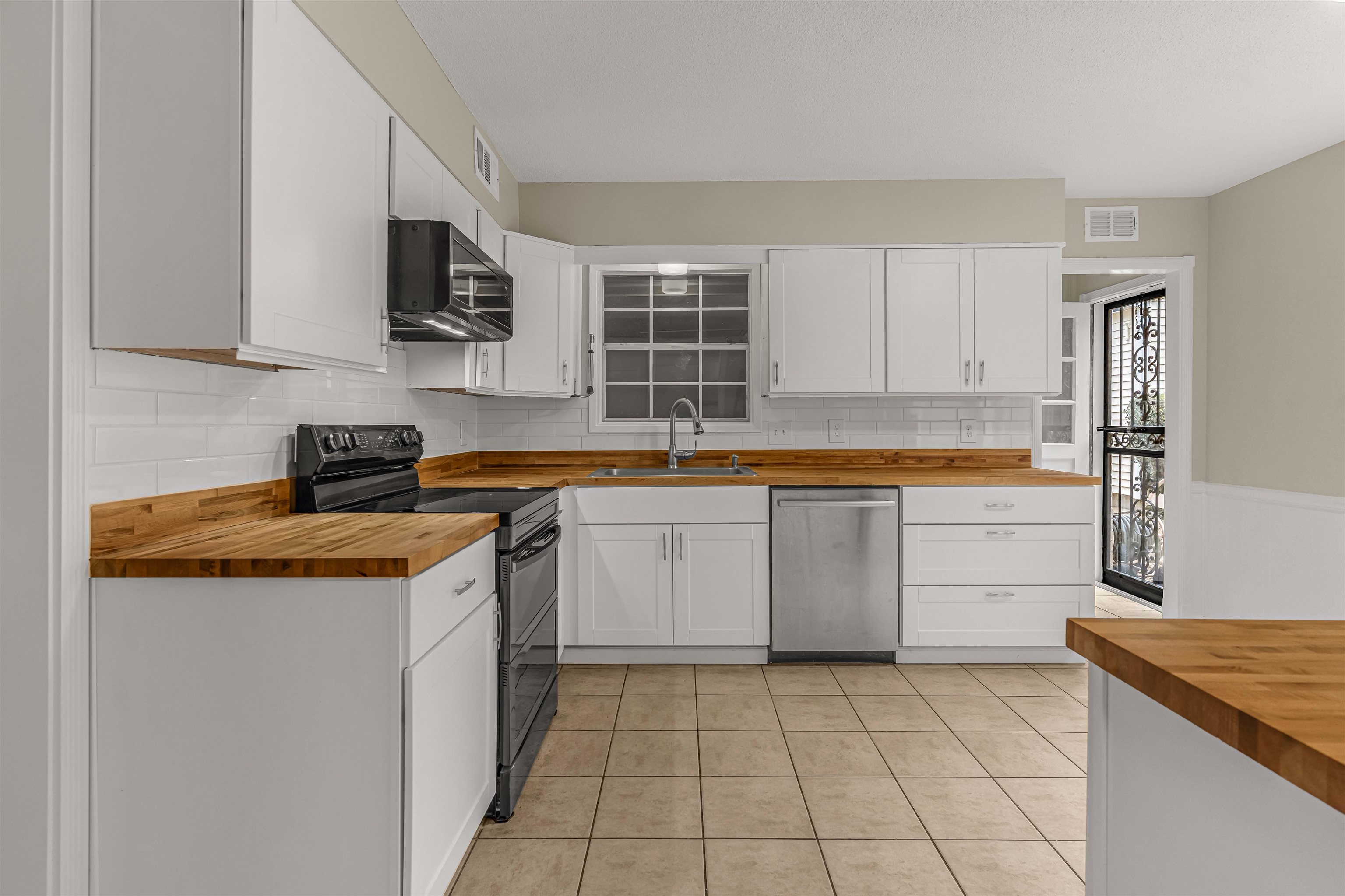 5642 Ackerman Cv Property Photo 3