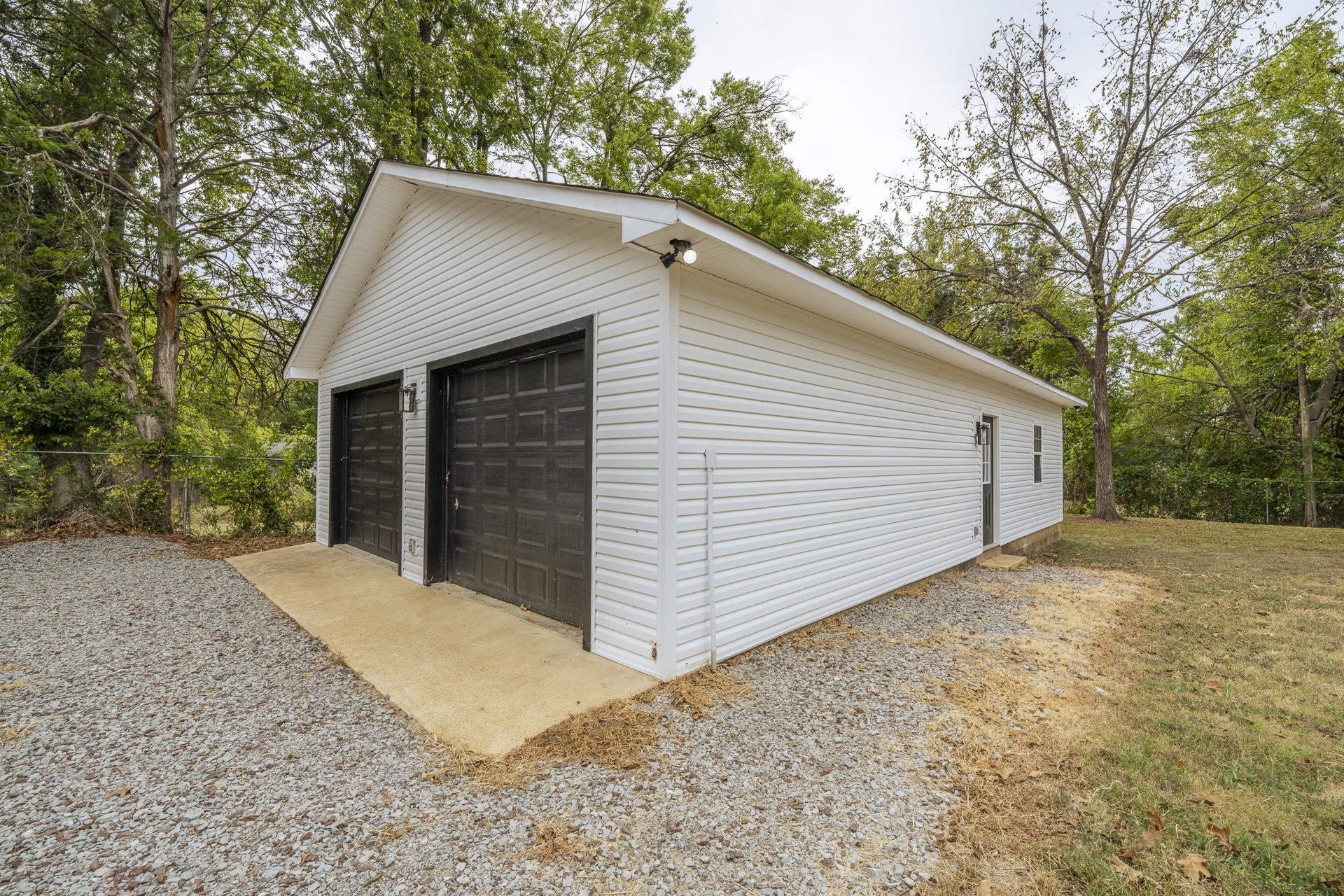 900 Pinhook Dr Property Photo 3