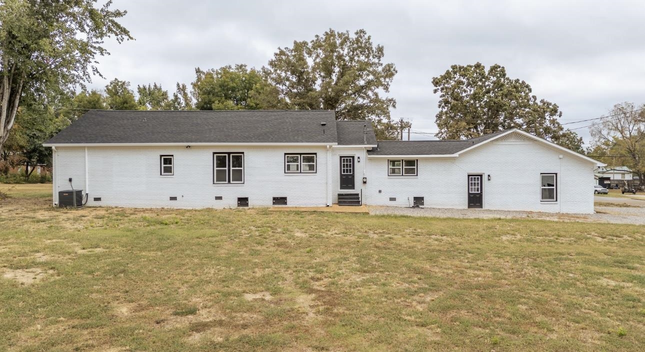 900 Pinhook Dr Property Photo 4