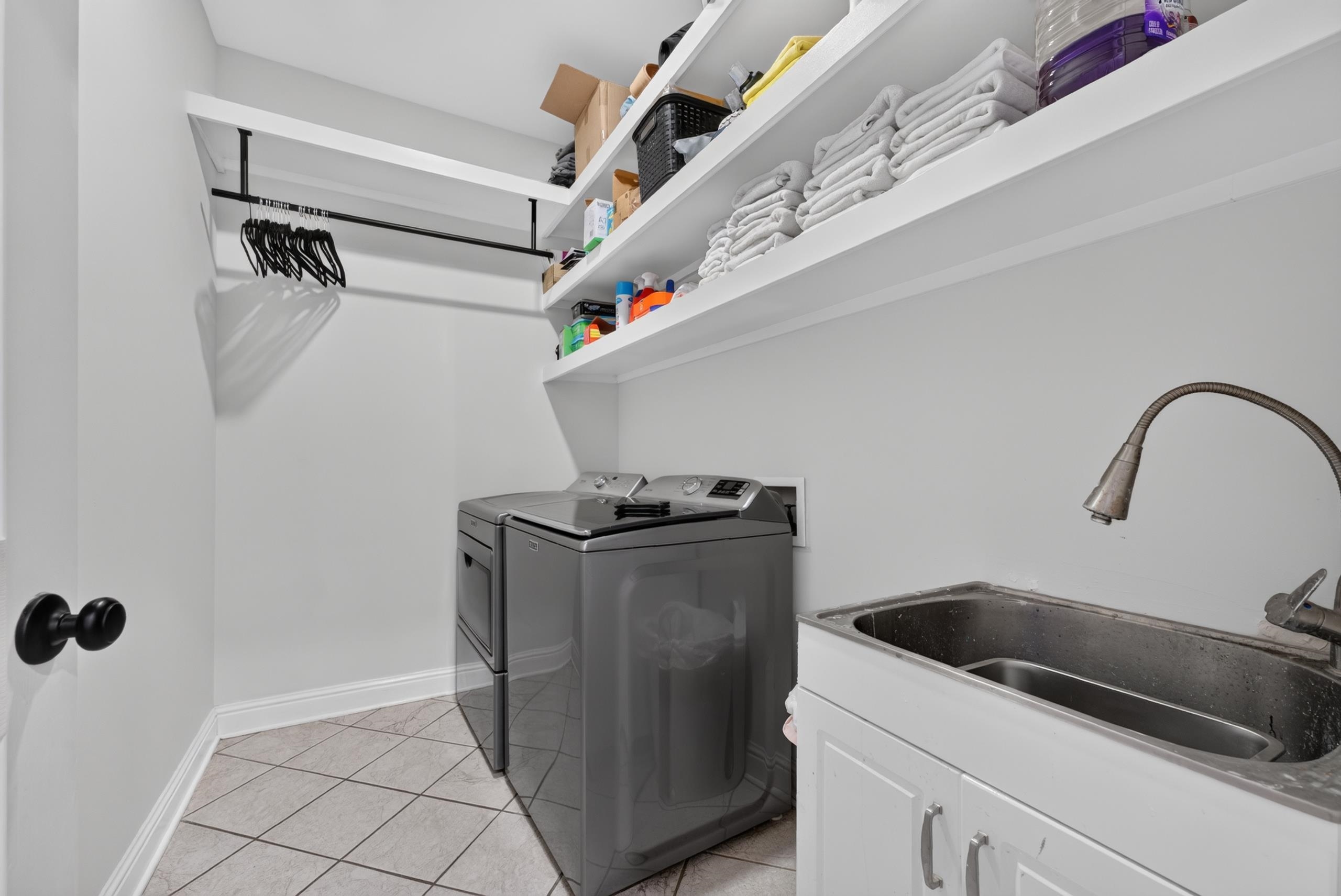 1900 Lonhill Dr Property Photo 14