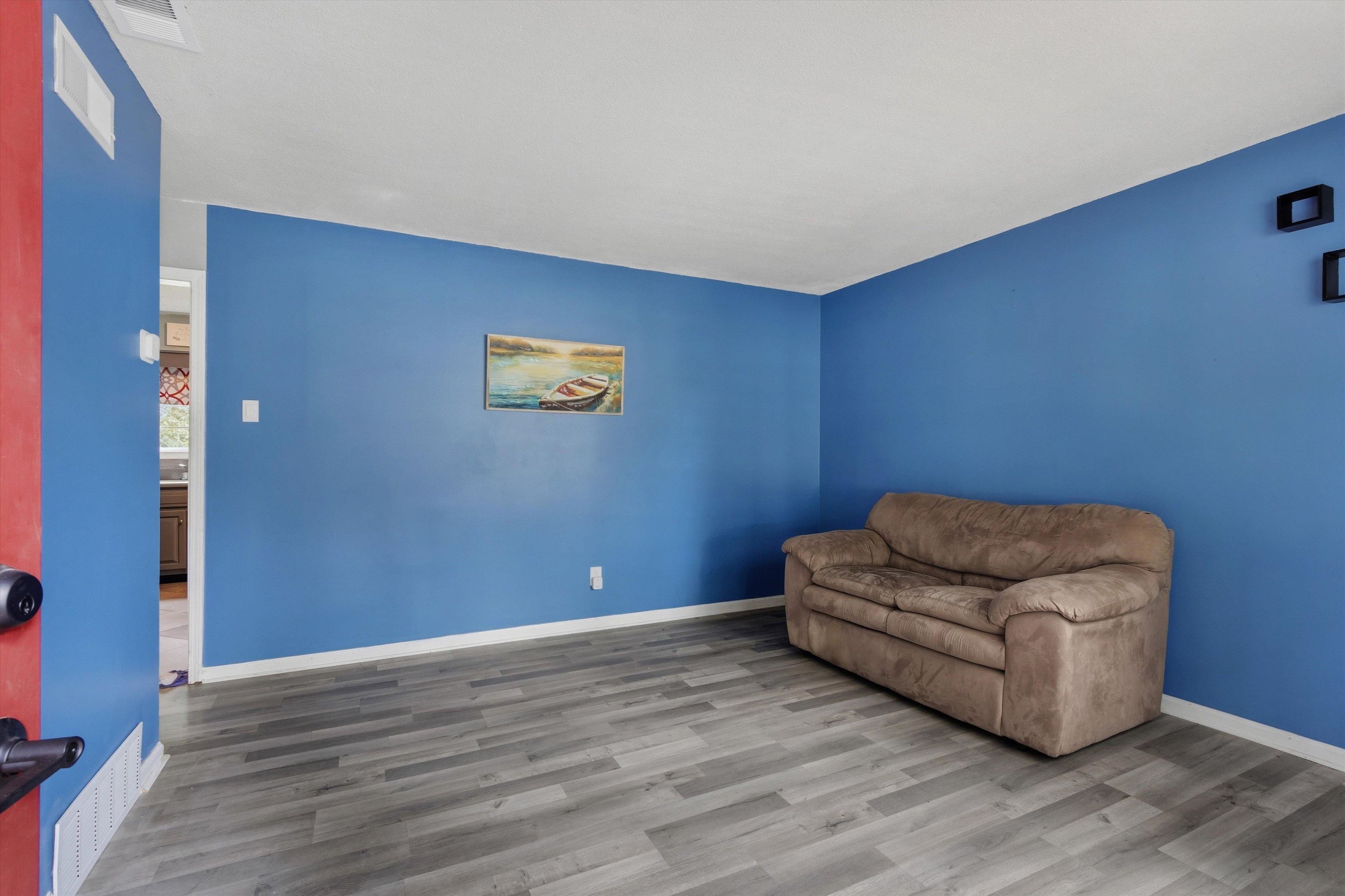 4217 Oakcrest Ave Property Photo 4