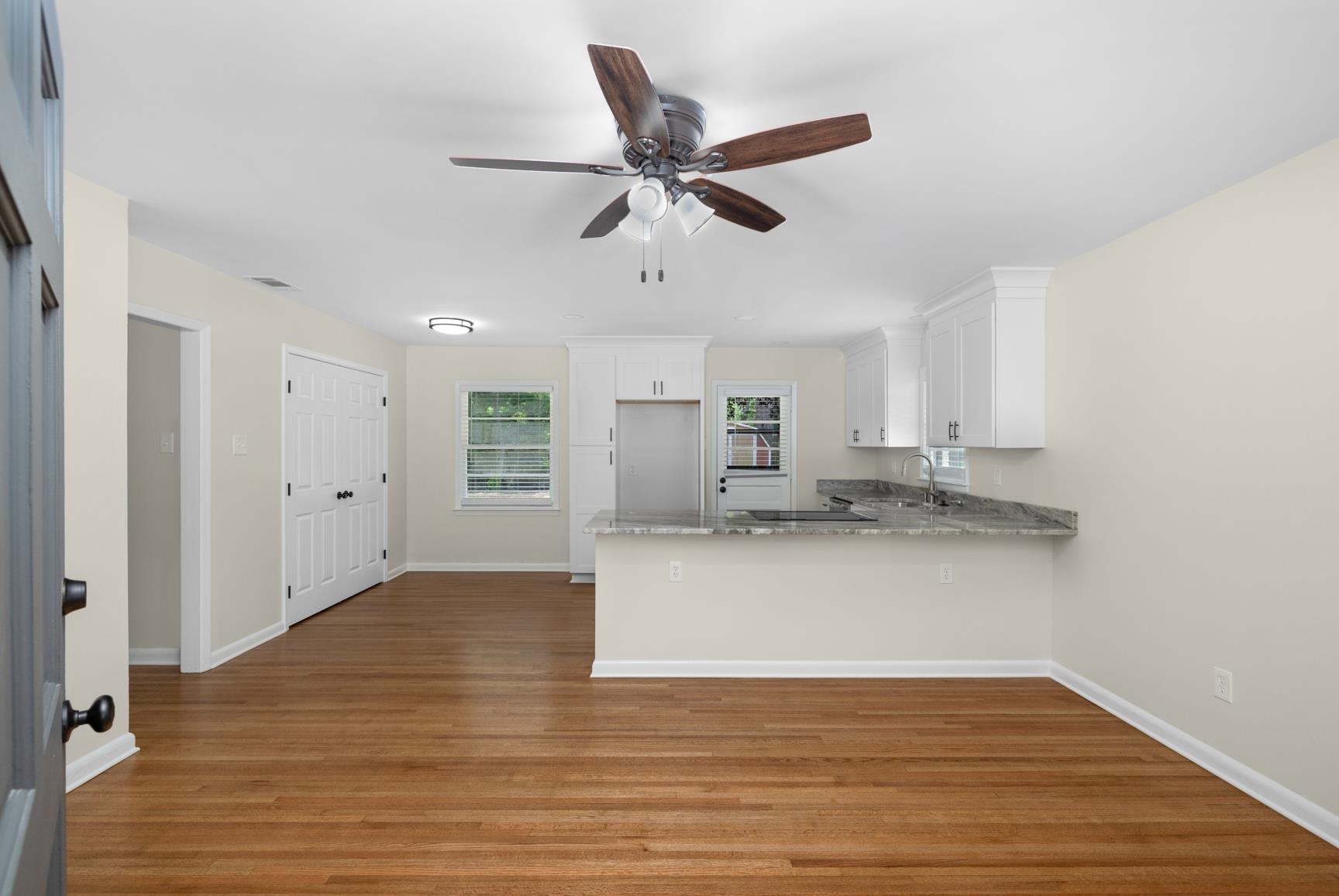 556 Herzl St Property Photo 3