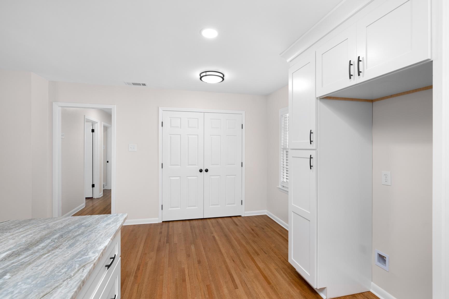 556 Herzl St Property Photo 10