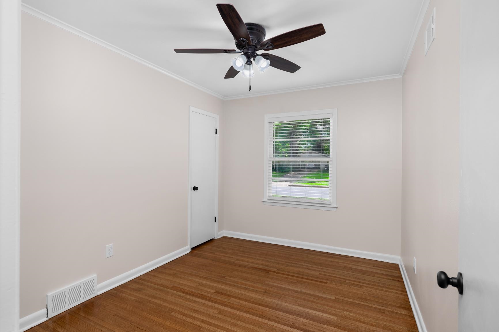 556 Herzl St Property Photo 12