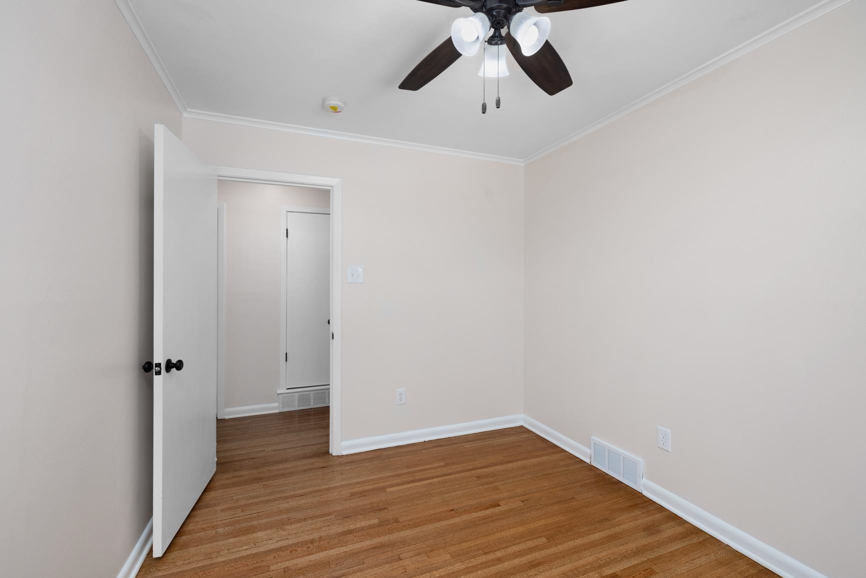 556 Herzl St Property Photo 13