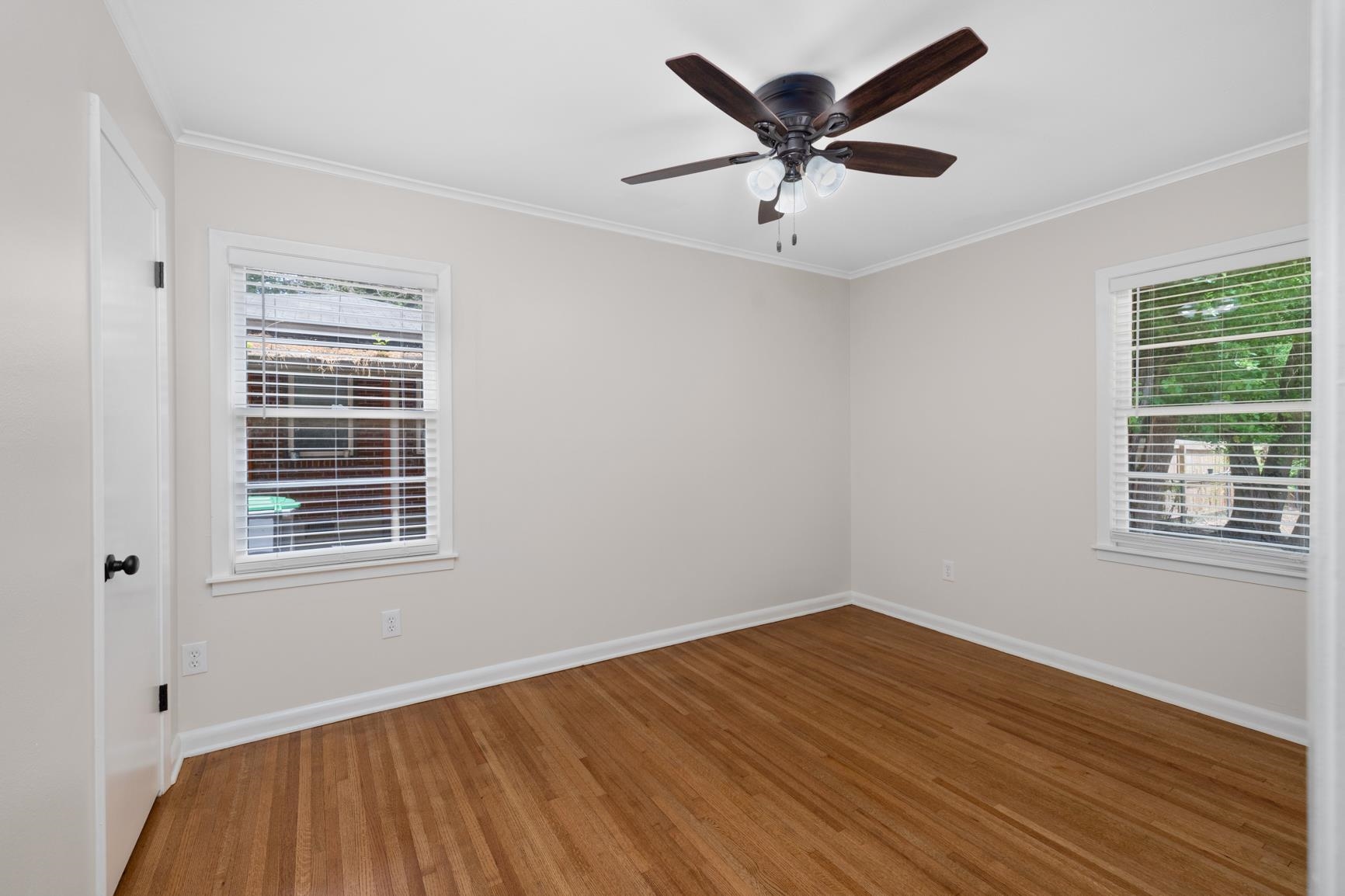 556 Herzl St Property Photo 14