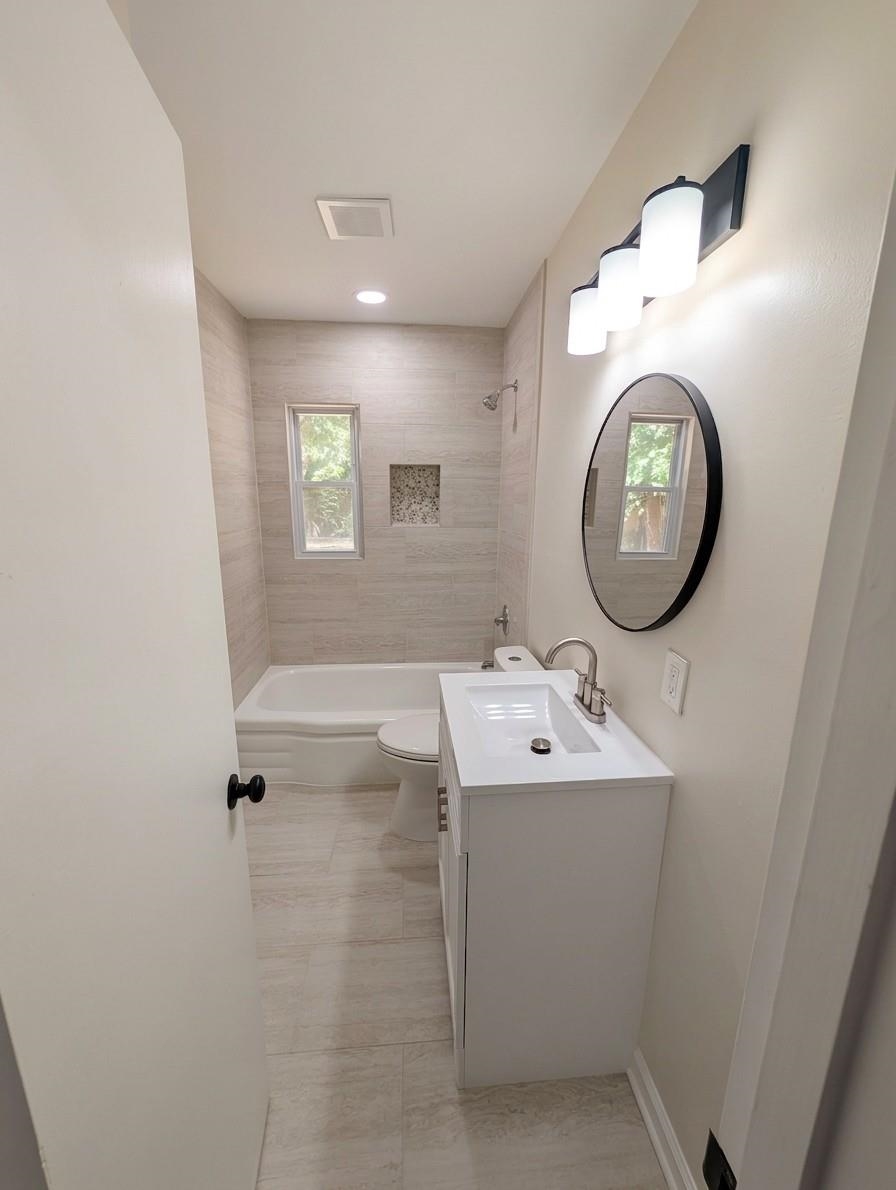 556 Herzl St Property Photo 16