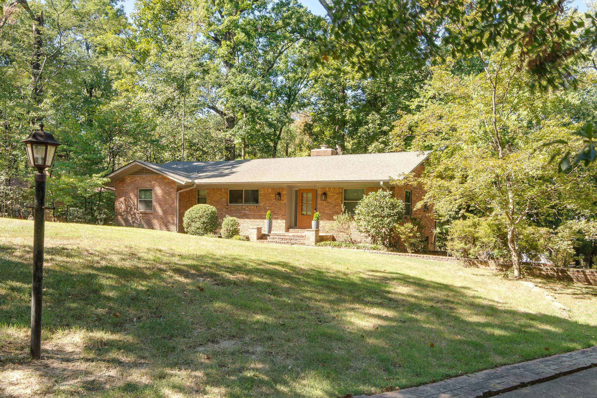 1423 W Crestwood Dr Property Photo 1