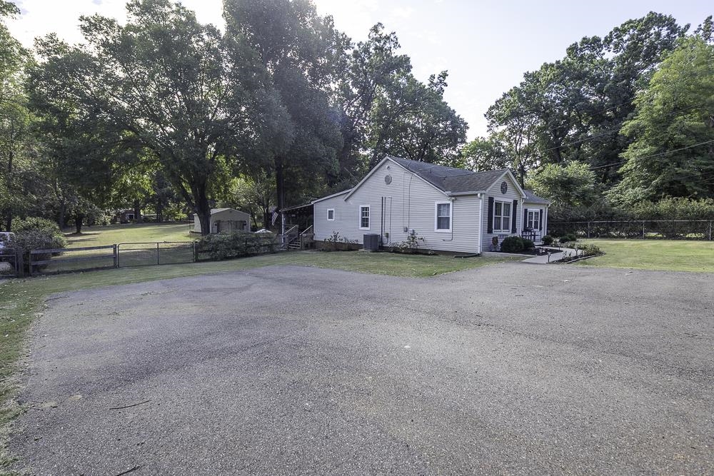 3450 Oak Rd Property Photo 4