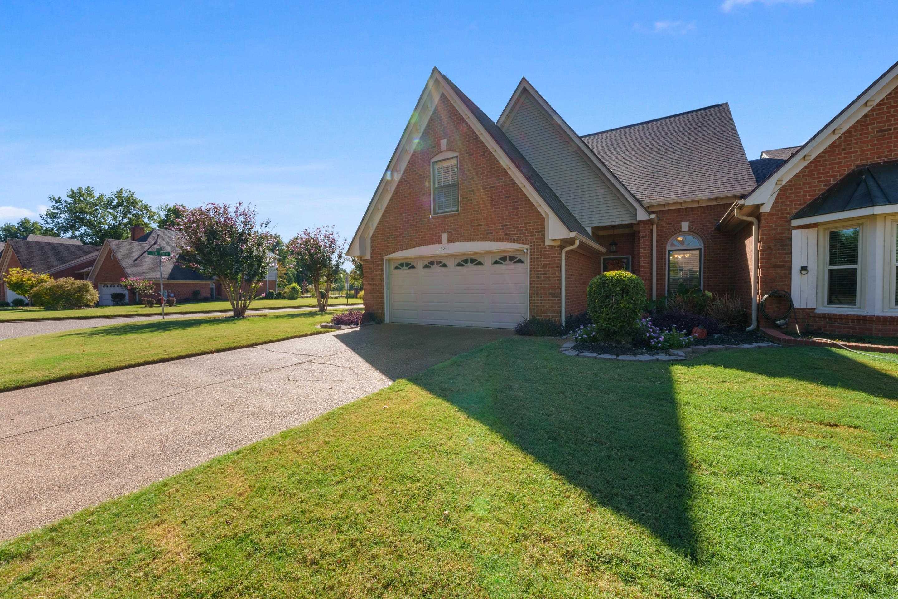 4011 Muirfield Dr Property Photo 3