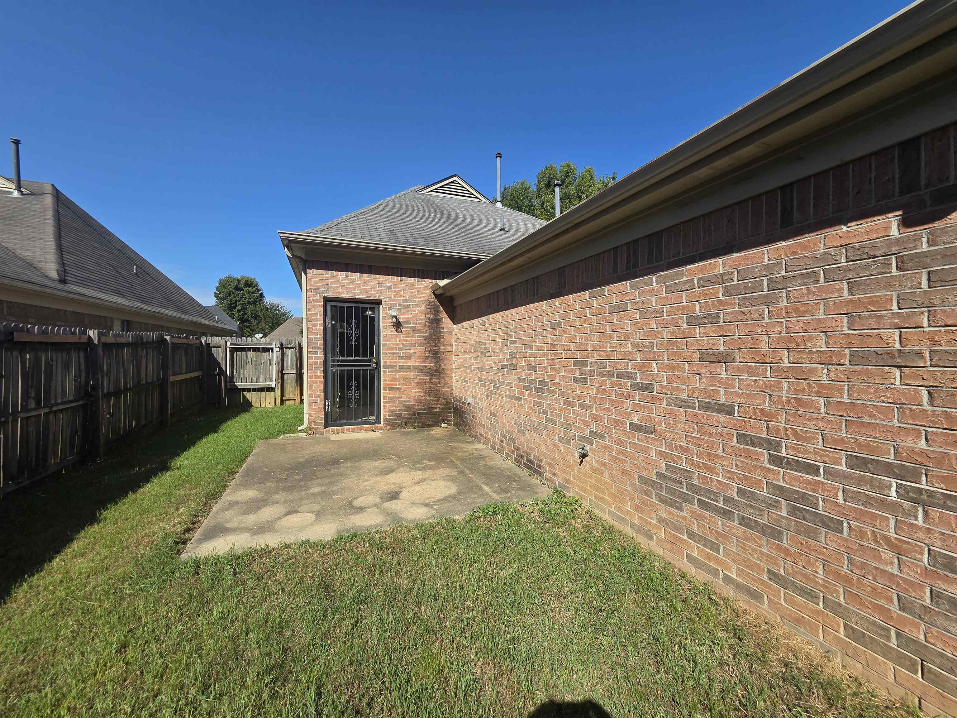 6987 Parkbrook Ln Property Photo 3