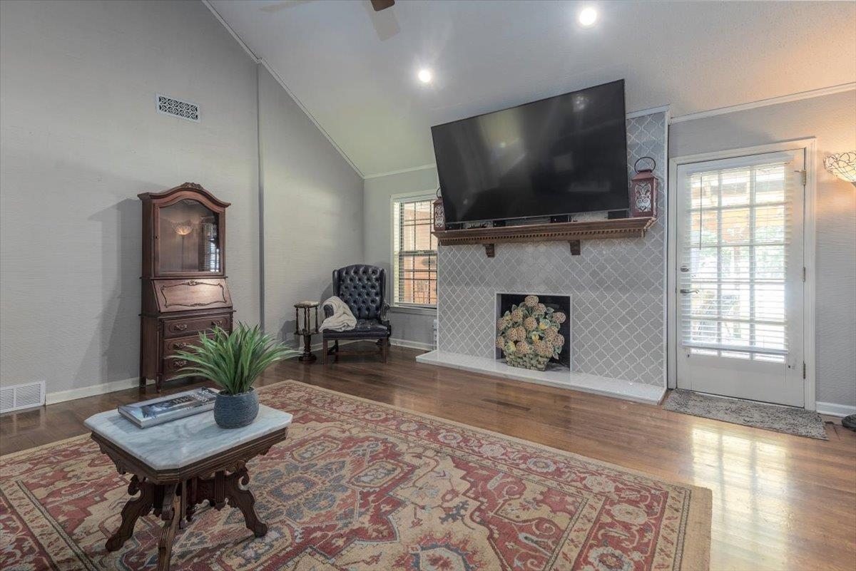8652 Wine Leaf Cv Property Photo 3