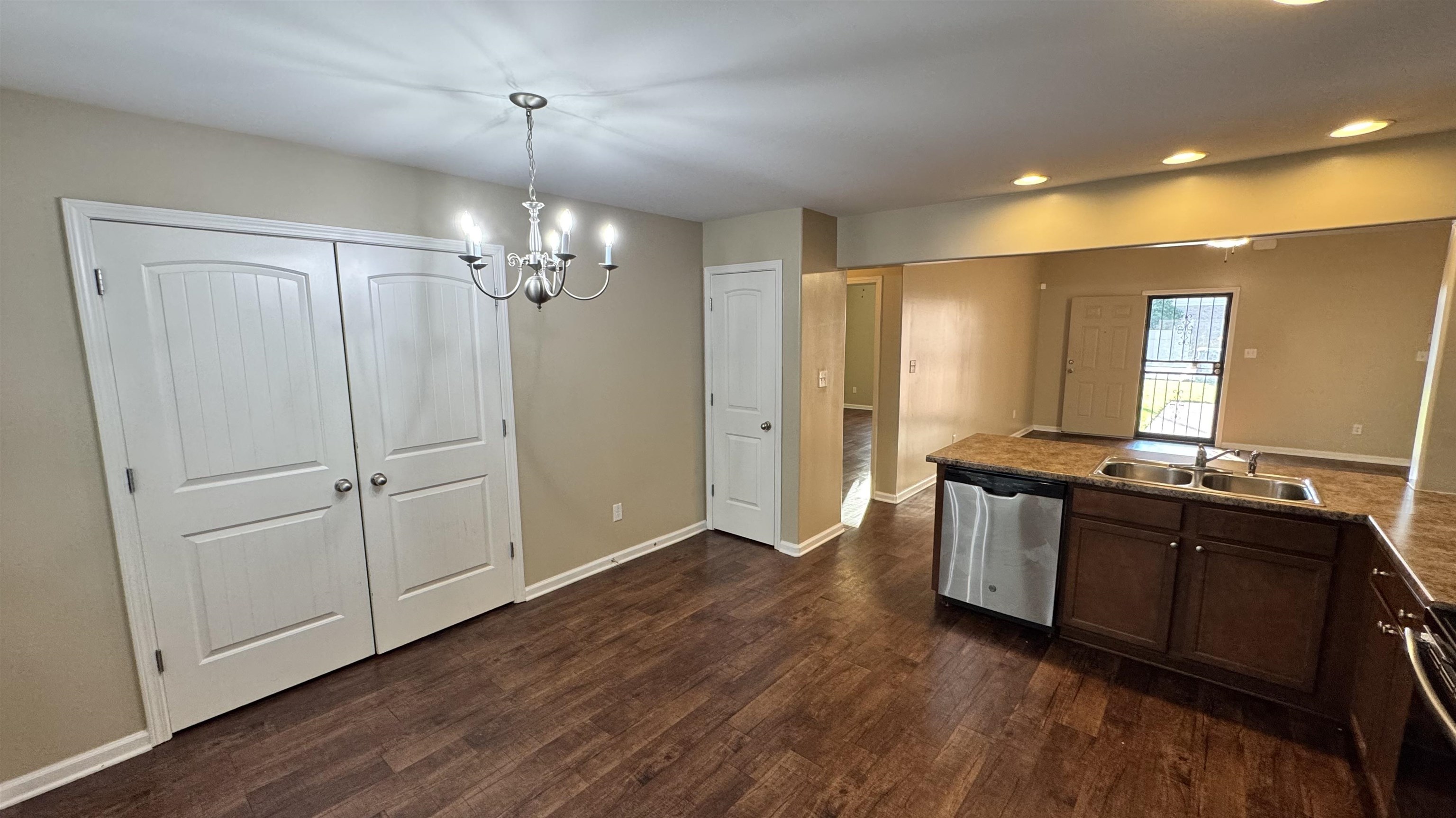 5240 Crossfield Rd Property Photo 5