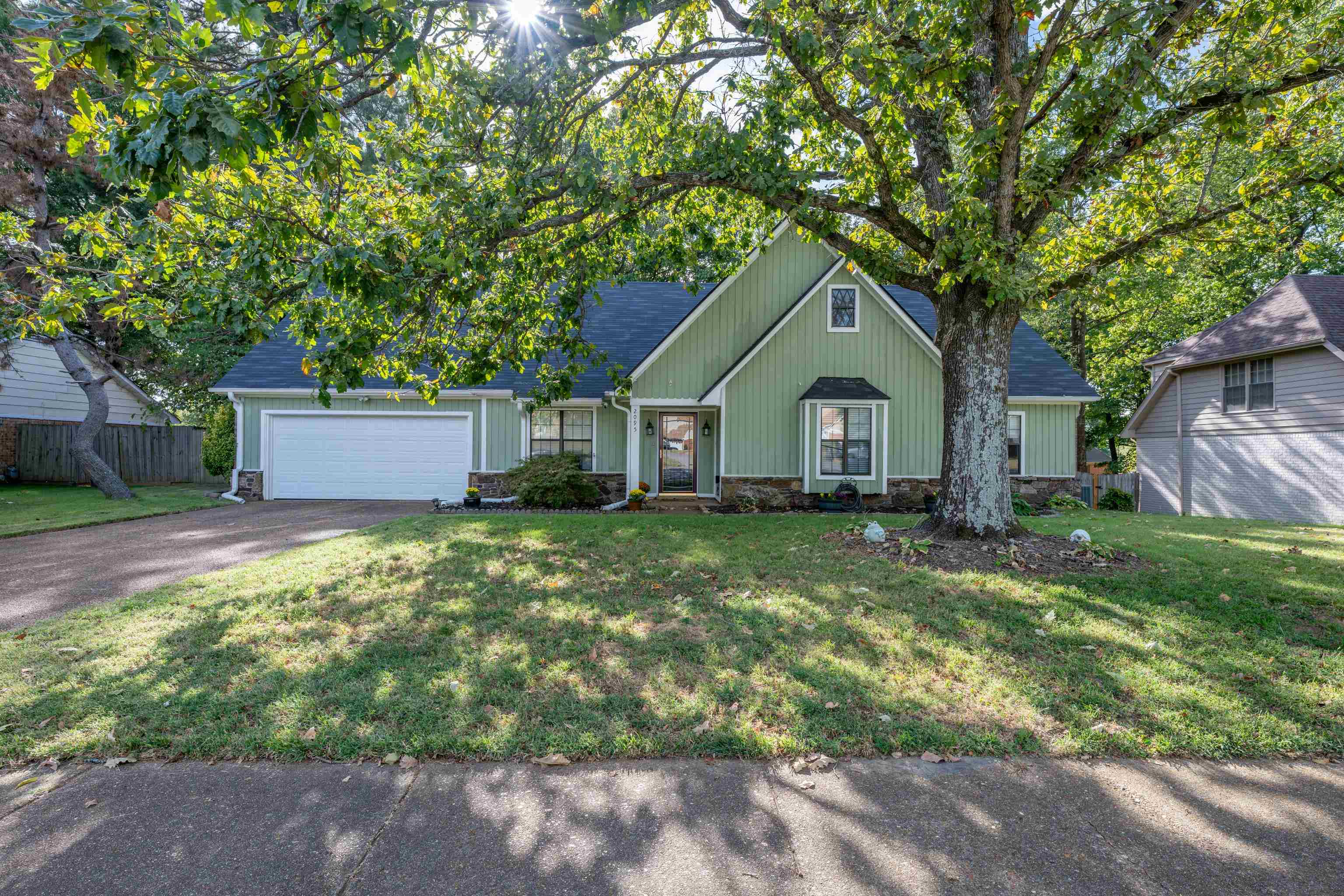 2095 Kingsrow Pky Property Photo 1