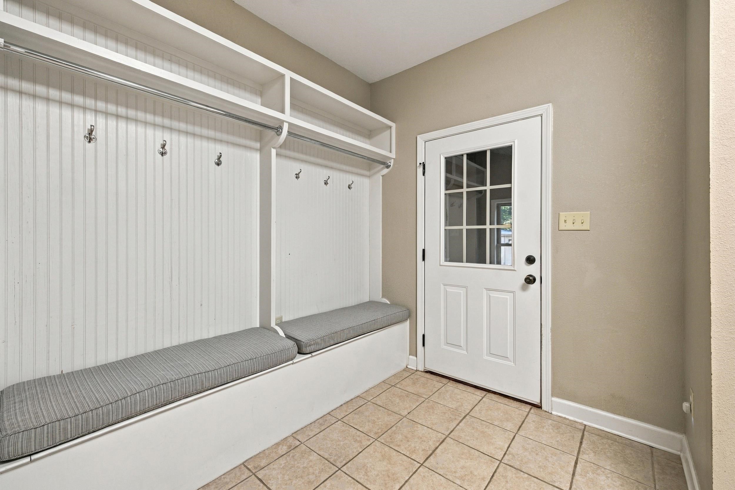 433 Perry Ln Property Photo 22