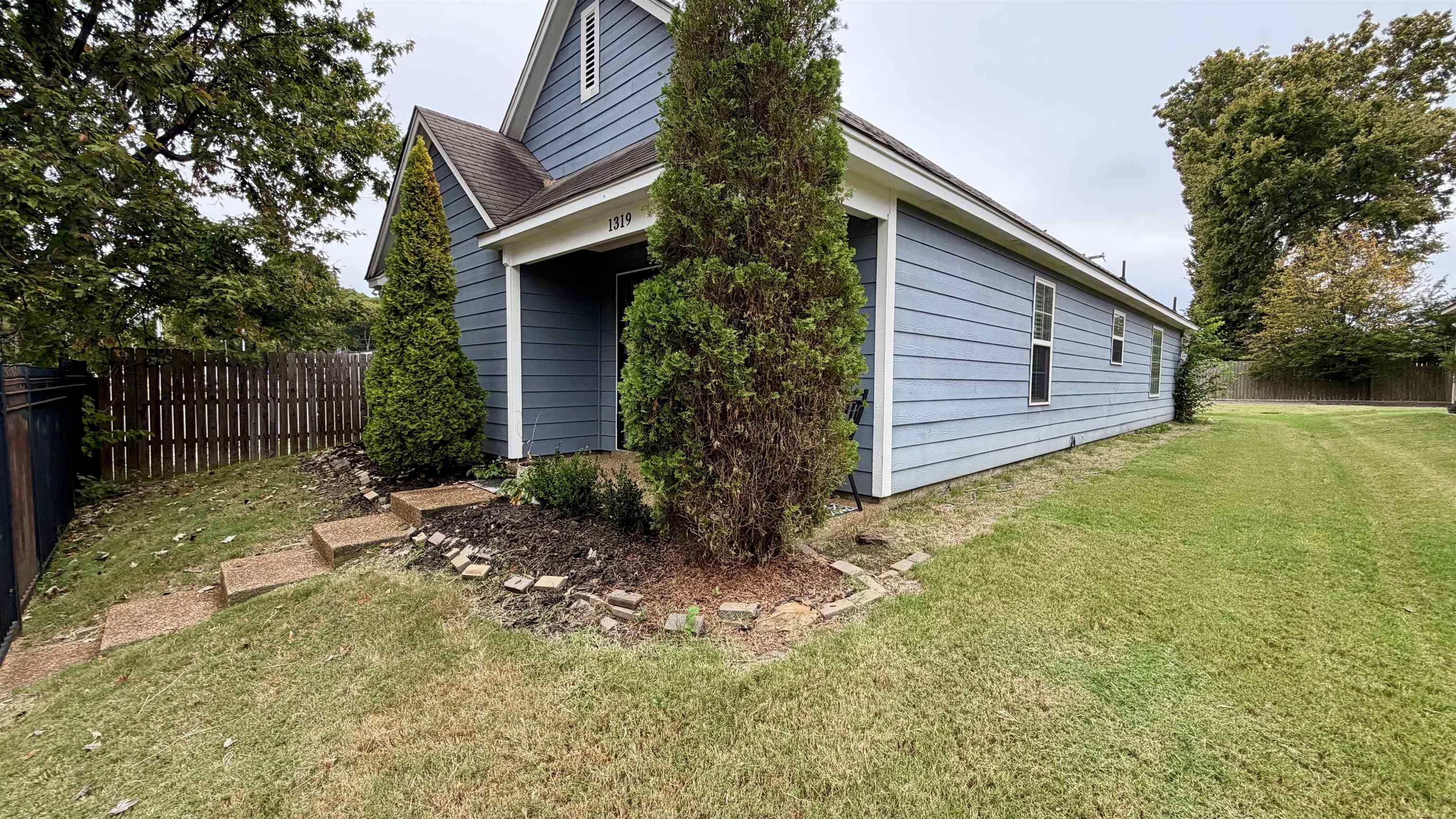1319 Larkin Ave Property Photo 3