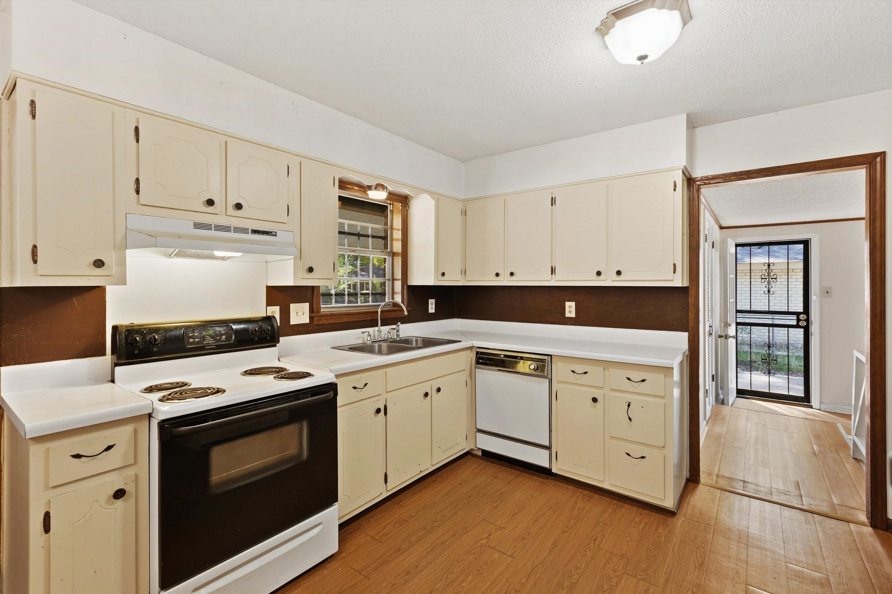 1250 Thrushcross Cv Property Photo 7