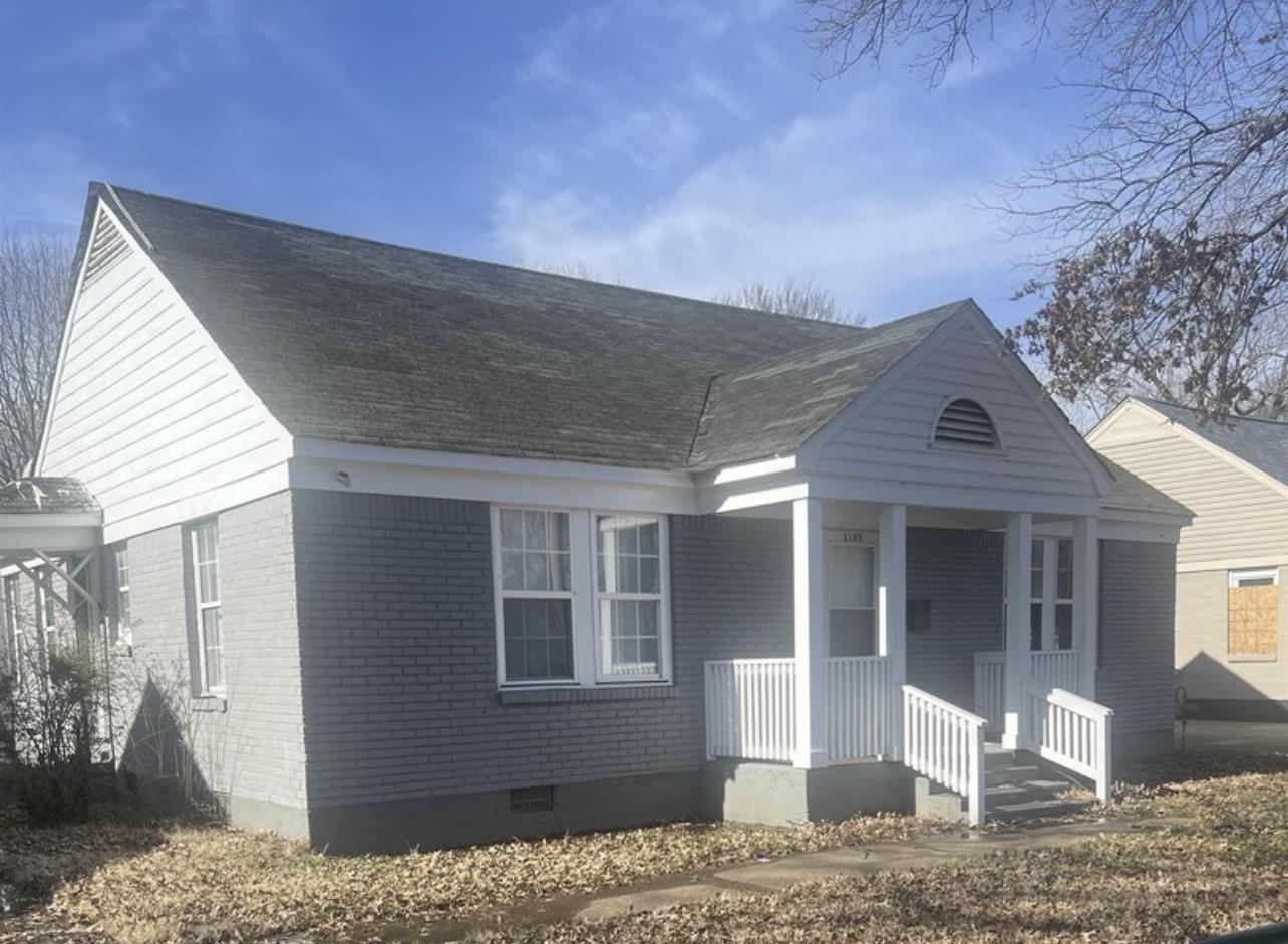 1105 N WATKINS ST N Property Photo 1