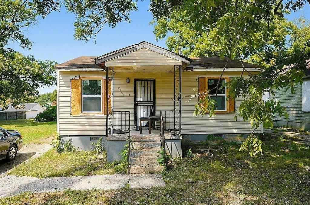 2204 Clayton Ave Property Photo 1