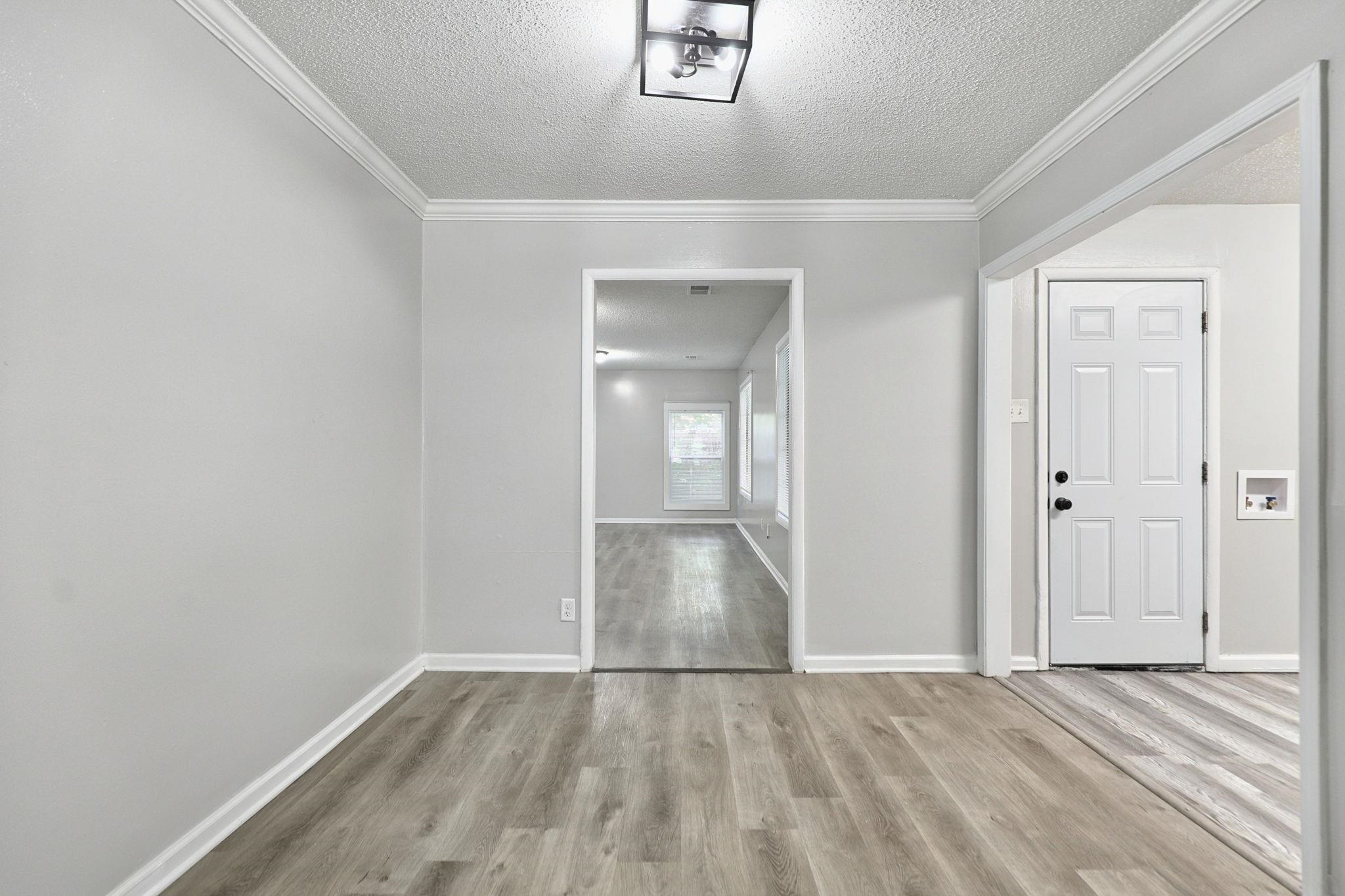 1261 Wedgewood St Property Photo 3