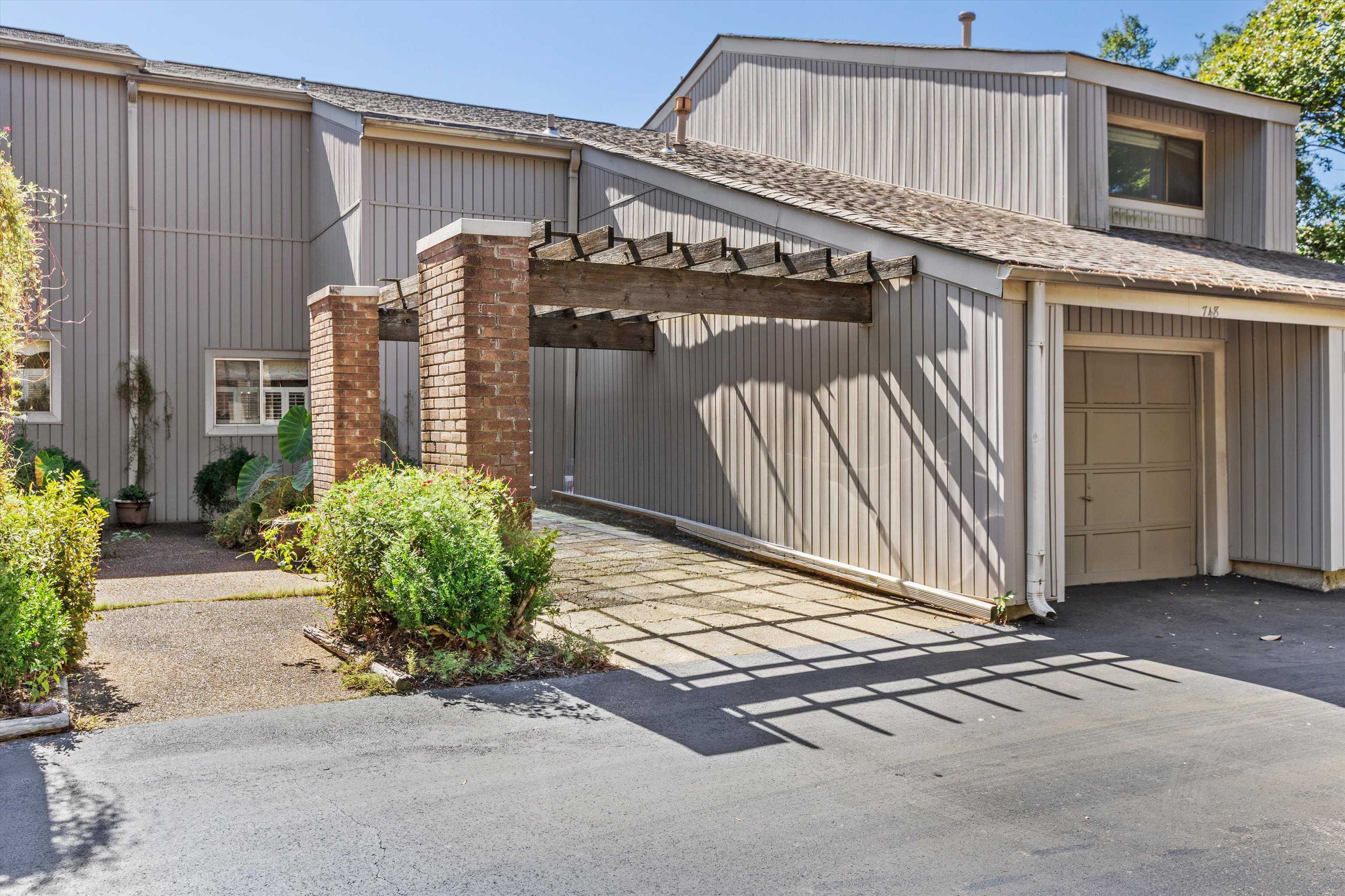 748 HEDGEGROVE DR 4803 Property Photo 1