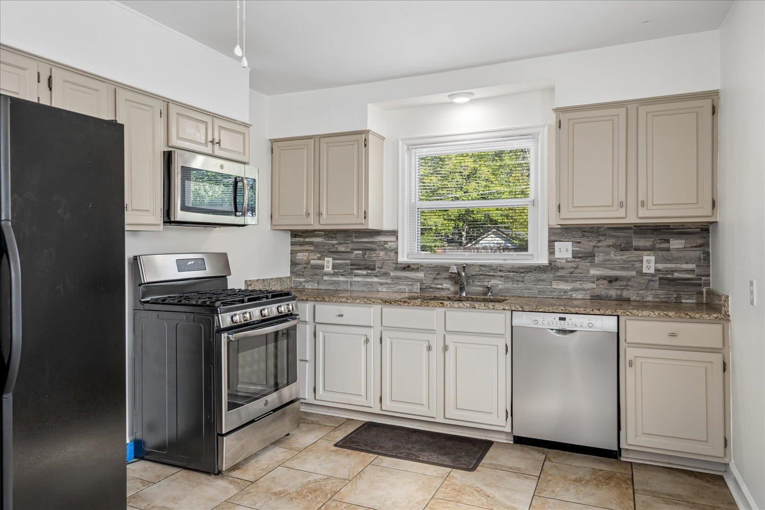 3576 Charleswood Ave Property Photo 11