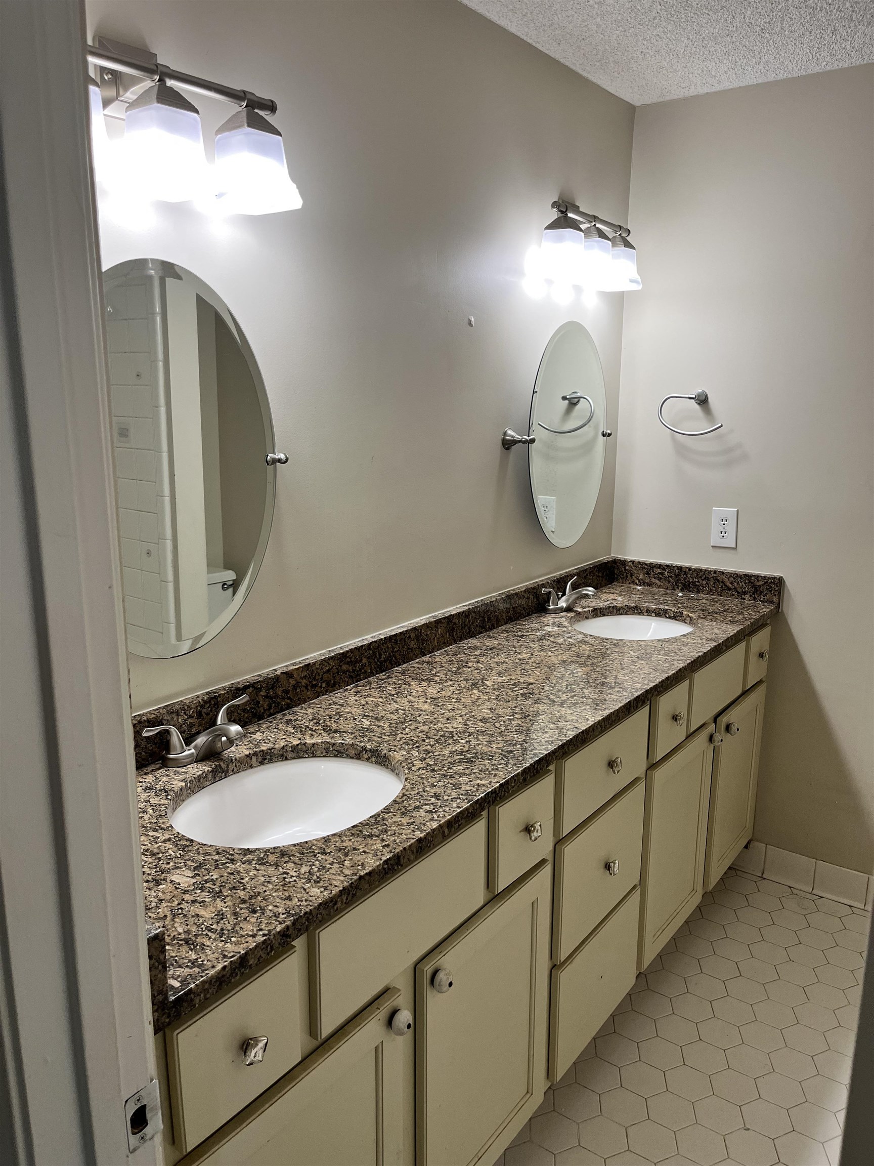 1679 S Ravenhill Dr 18 Property Photo 20