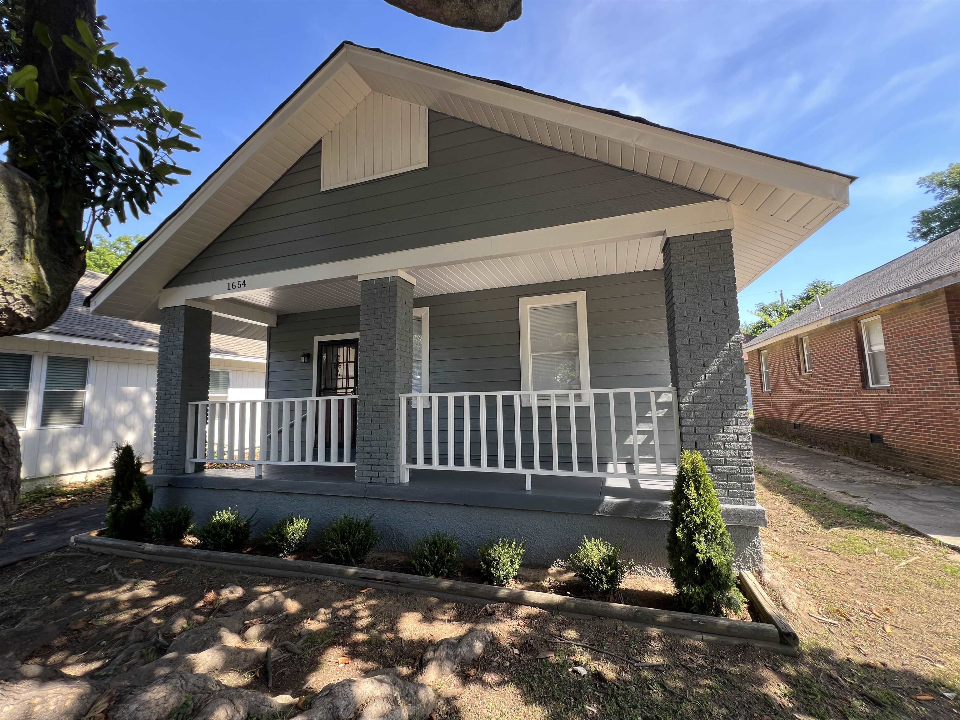 1654 Netherwood Ave Property Photo 1