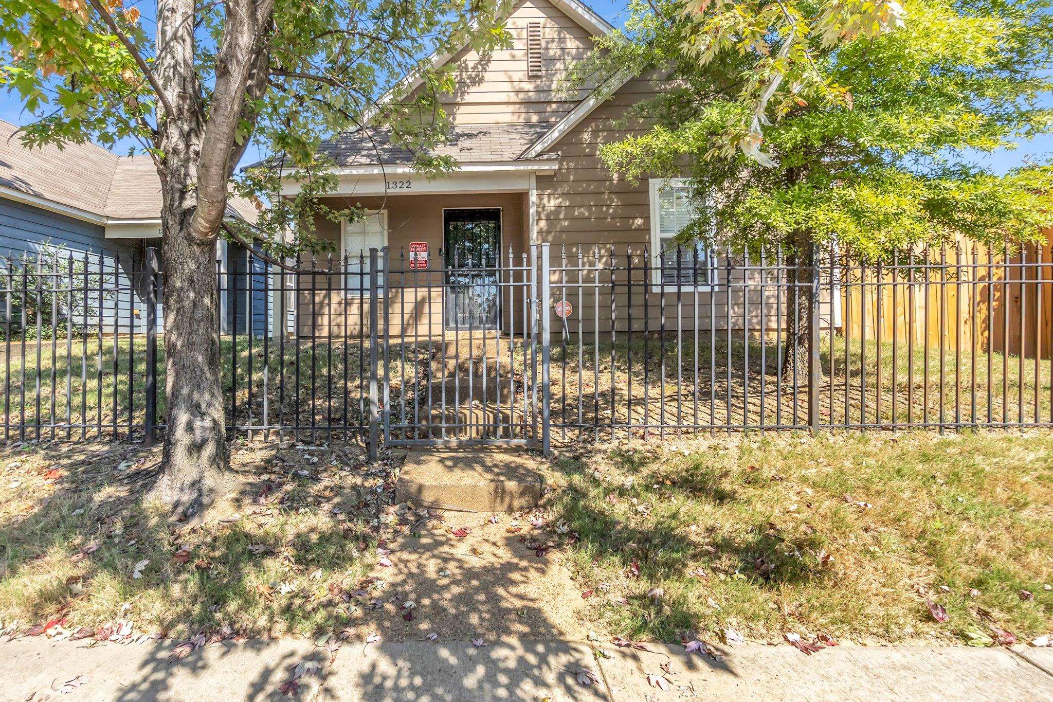 1322 LARKIN AVE Property Photo 1