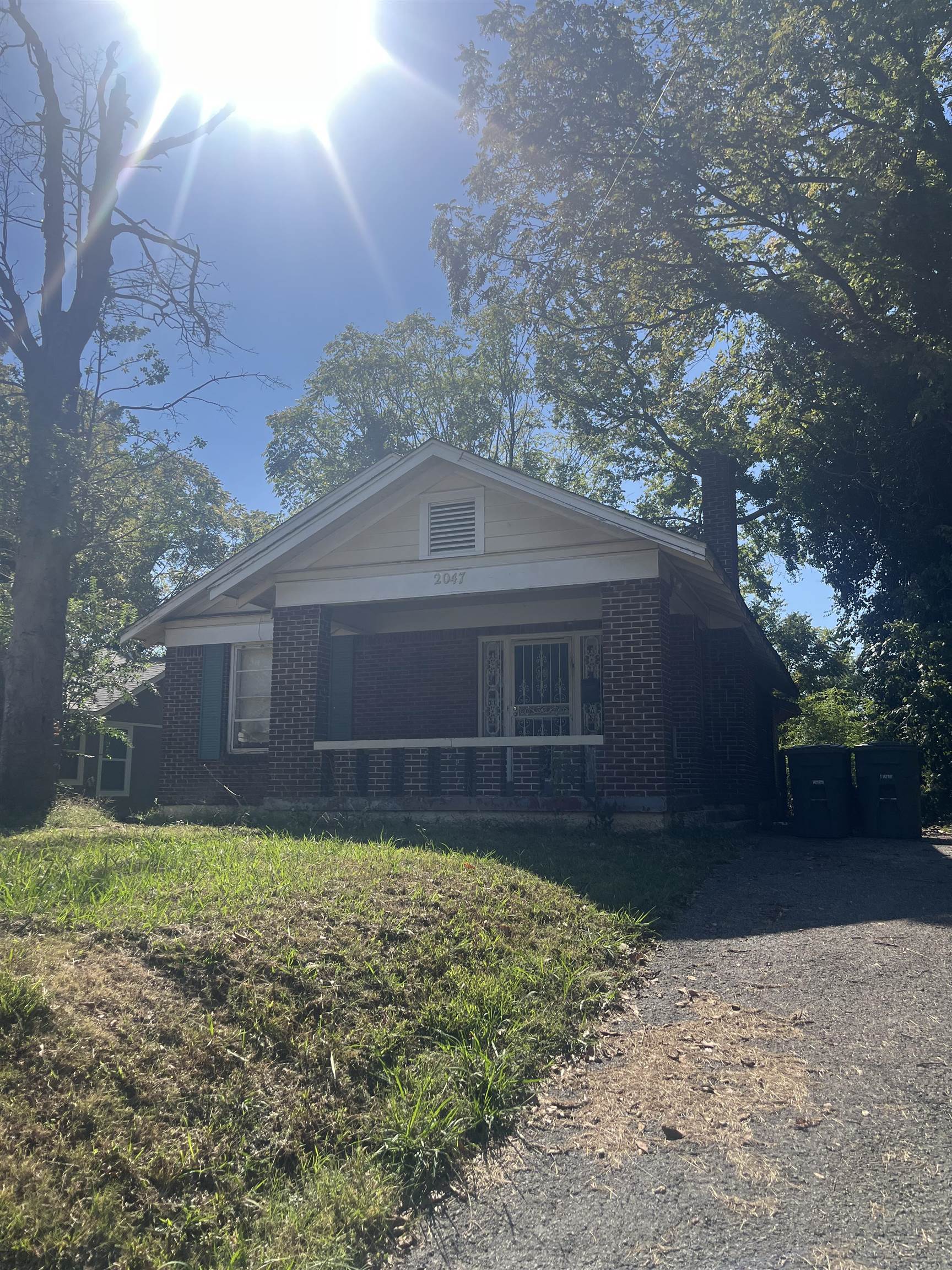 2047 Waverly Ave E Property Photo 2